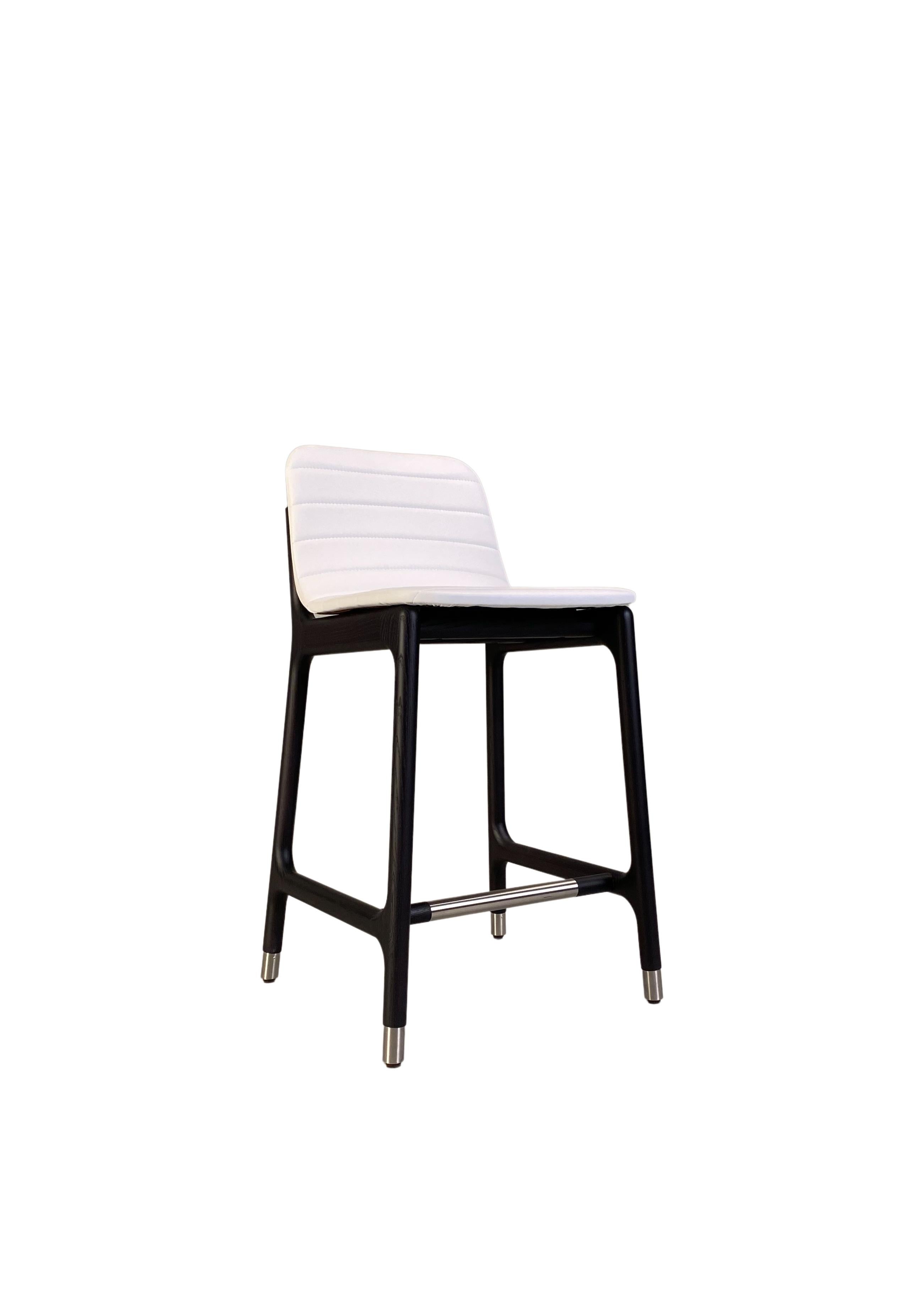 Contemporary style Joyce bar stool made of ashwood with leather or fabrics upholstered seat, and steel footrest.
Measure: Seat height 63 cm (25
