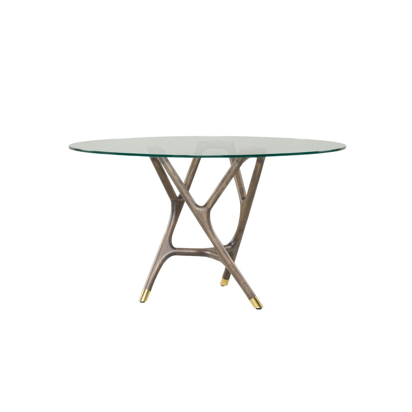 Table de salle à manger ronde Joyce de style contemporain en bois de frêne tourné avec plateau en verre et embouts en laiton.
Conçu par Libero Rutilo
disponible en diam. 140cm
 