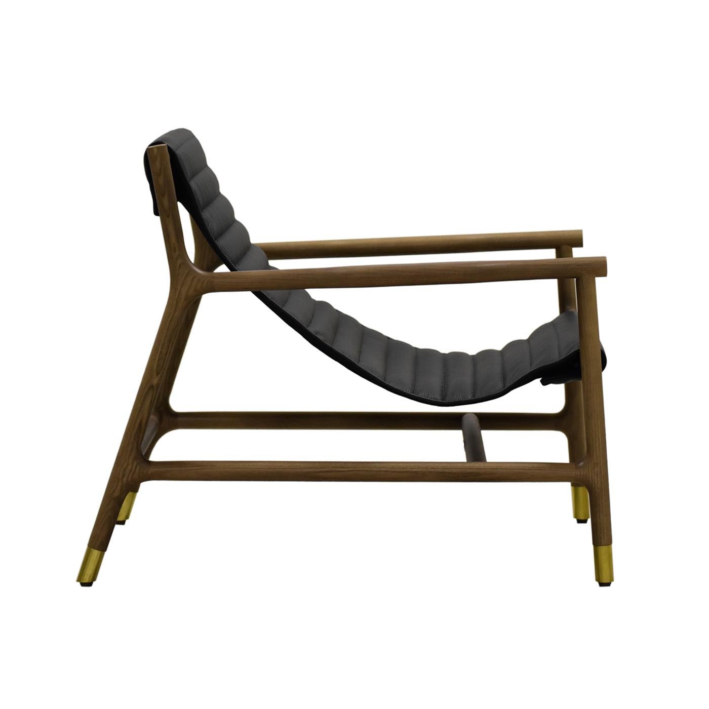A squared, lightweight frame in solid ash supports the outstanding component of this exclusive lounge chair. Its anatomical seat is upholstered with quilted leather to offer an unparalleled sitting experience. Perfect to relax, this piece will add