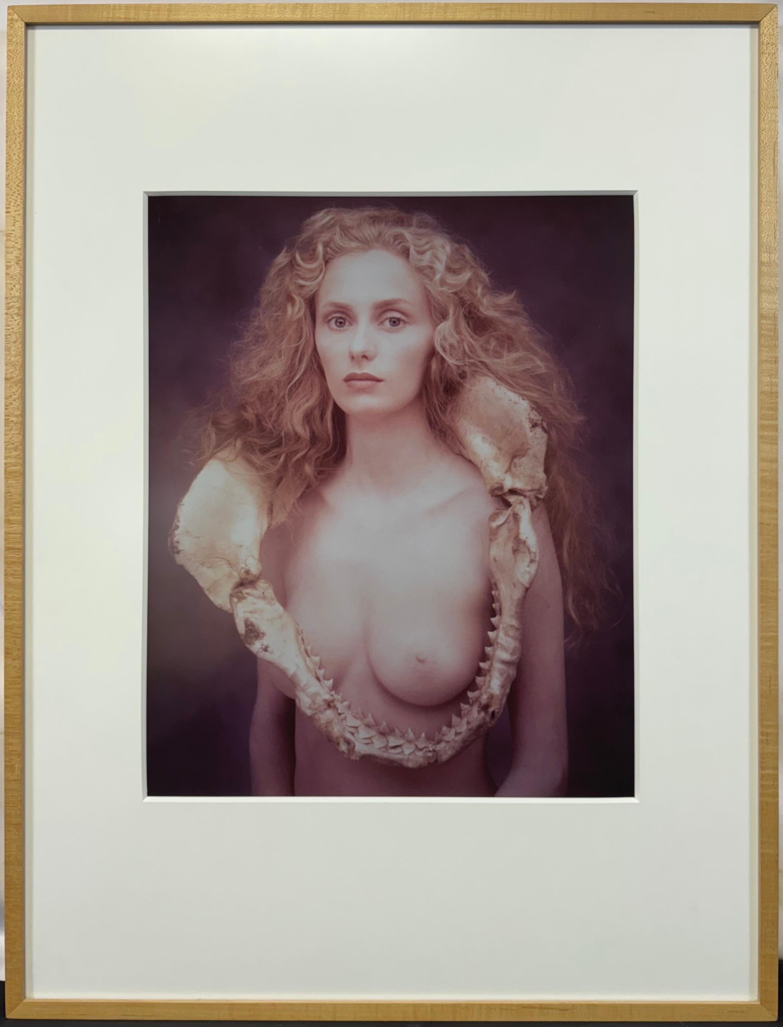Nude Photograph Joyce Tenneson - "Suzanne avec une mâchoire de requin, 1987" Ilfochrome (Cibachrome) Édition signée /50