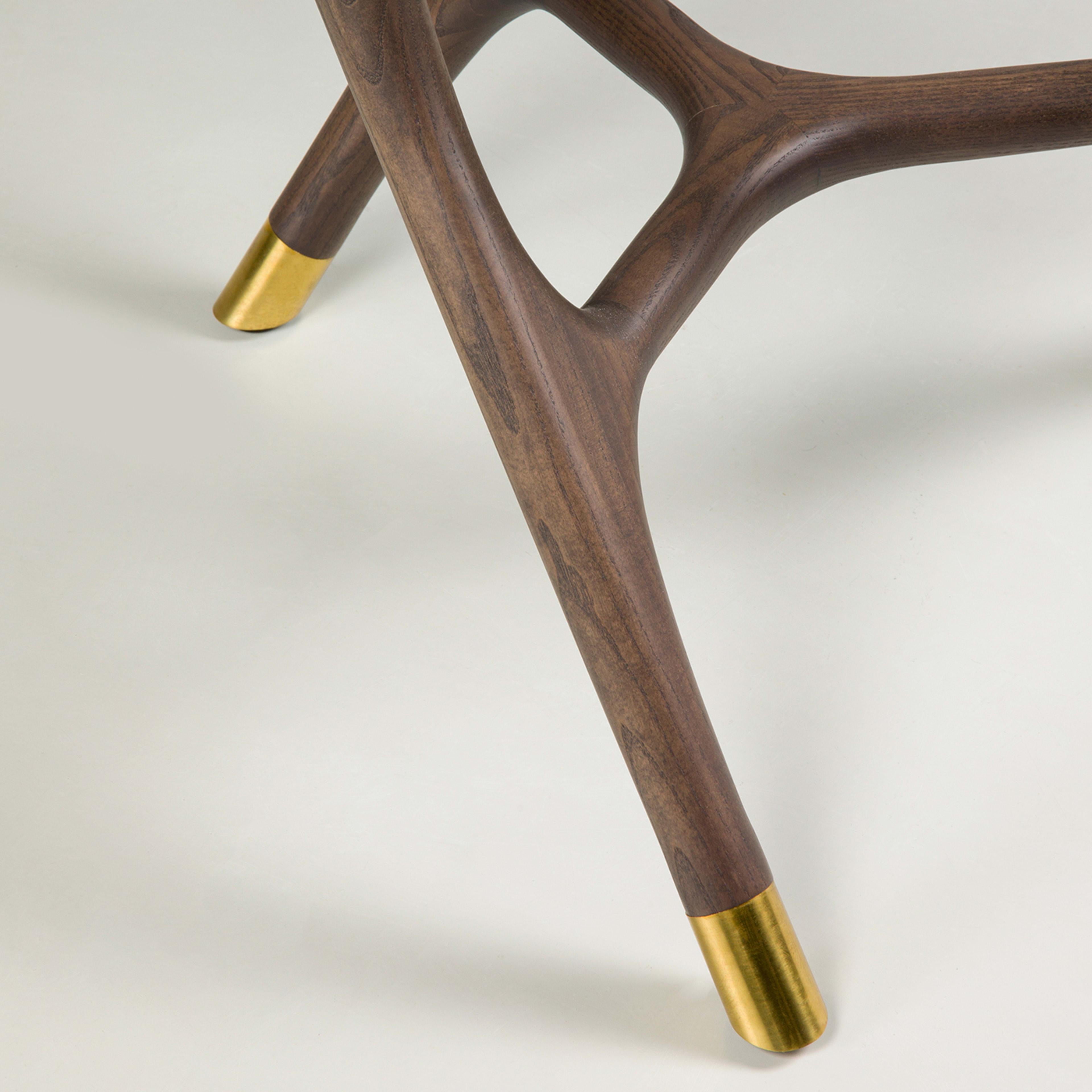 Dieser exquisit gefertigte kleine Tisch besticht durch seinen Retro-Chic. Die geschnitzten Tischbeine aus Eschenholz im Decò-Stil mit Messingfüßen, die die Glasplatte mit 120 cm Durchmesser tragen, vervollständigen das Möbelstück. Dieses Stück ist