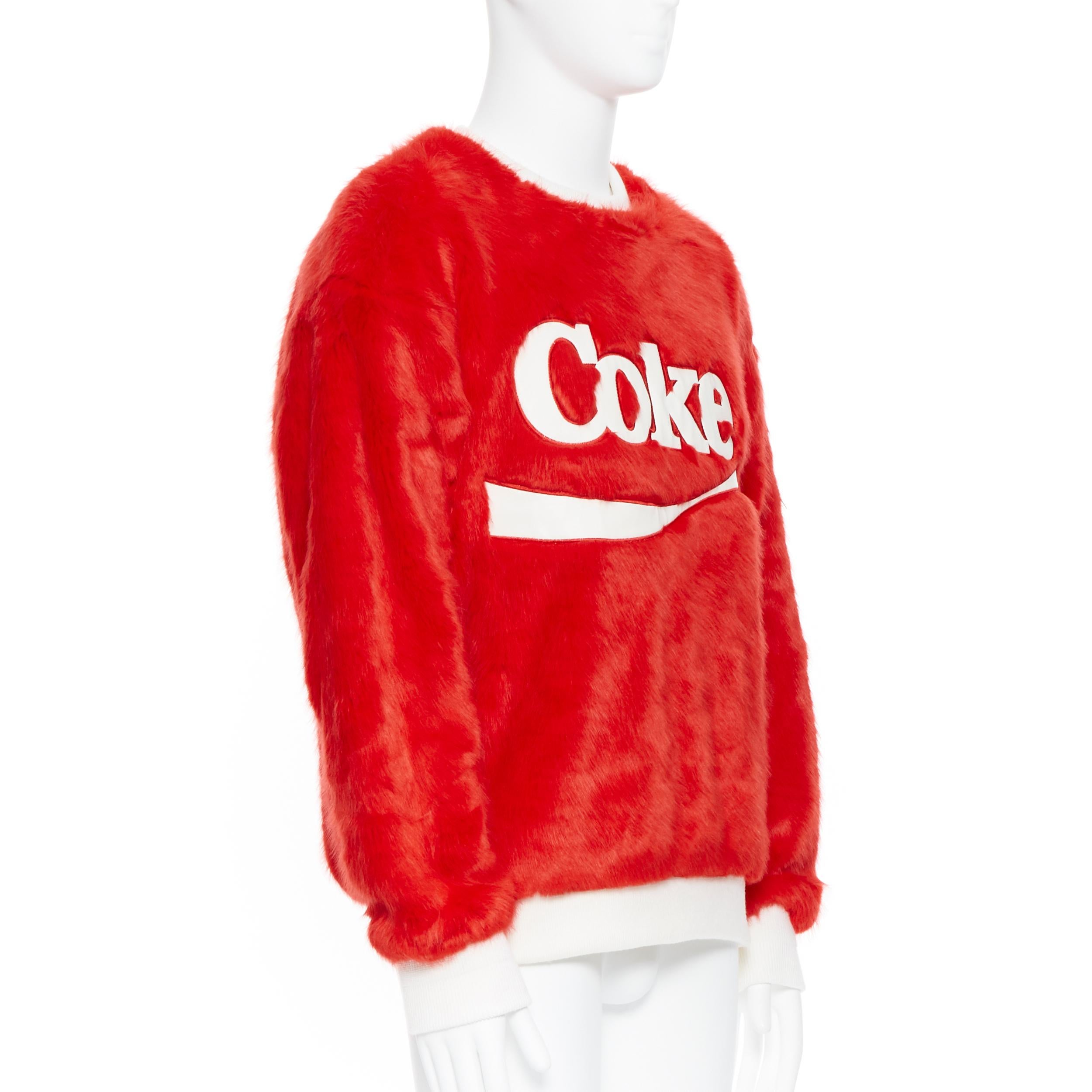 JOYRICH X COCA COLA felpa oversize con logo in pelliccia sintetica rossa, pullover raro L. In condizioni ottime a Hong Kong, NT