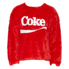 JOYRICH X COCA COLA Rotes übergroßes Pullover aus Kunstpelz mit Logo auf der Vorderseite, selten, L