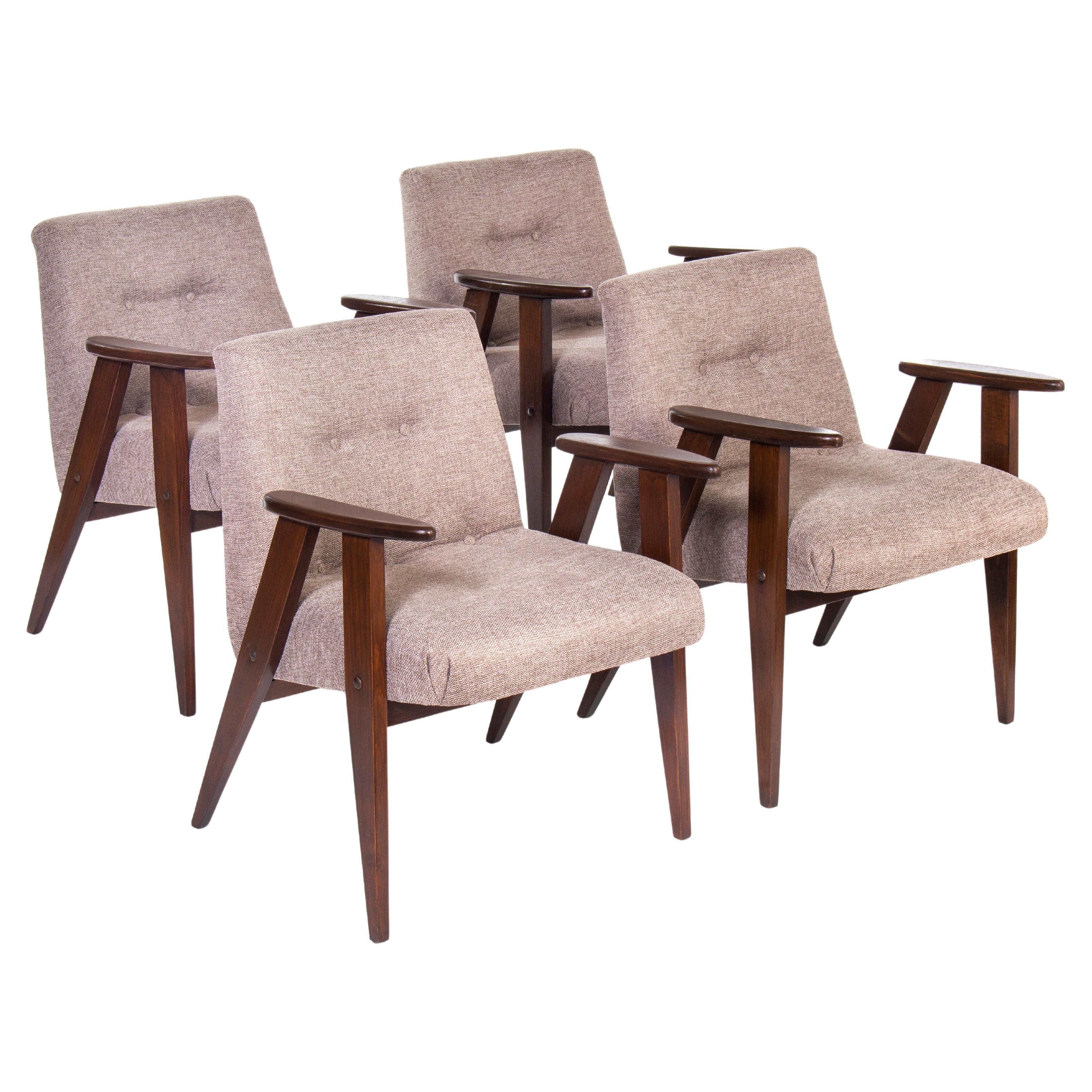 Ensemble de 2 fauteuils iconiques Modèle No. 366 par Jozef Chierowski. Fabrice présente une structure compacte et élégante en chêne massif, recouverte d'un tissu gris.