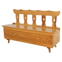 Jozef Kulon : banc de rangement en pin pour Cepelia