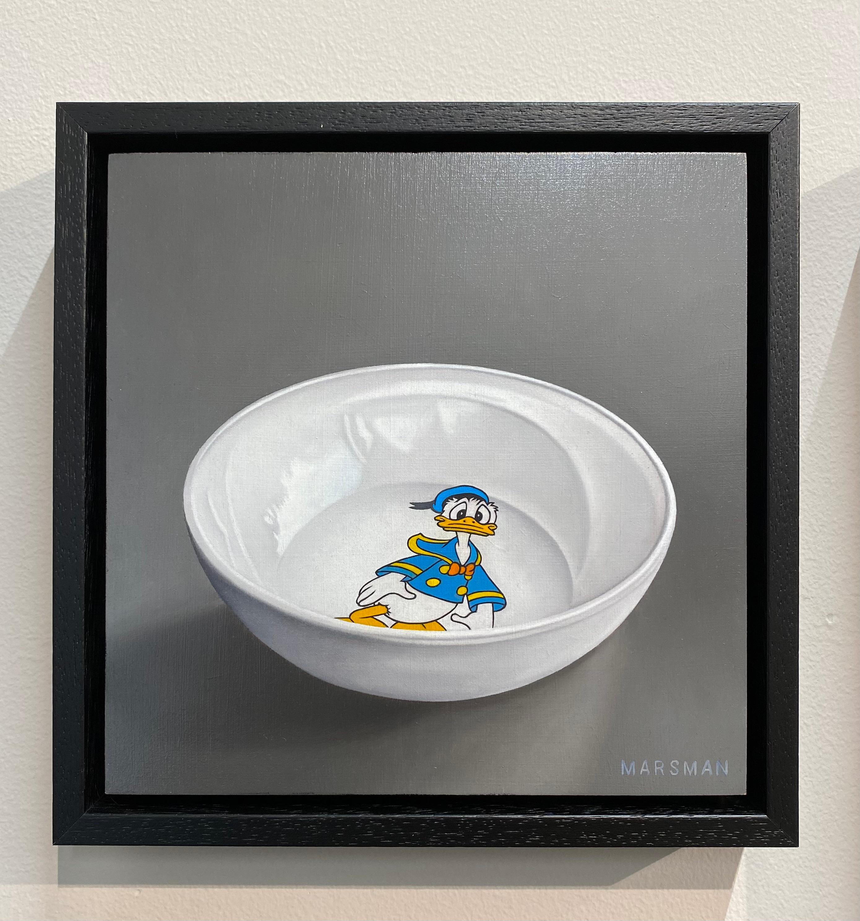 Cuenco con el Pato Donald - Pintura al óleo hiperrealista contemporánea del siglo XXI - Painting de JP Marsman
