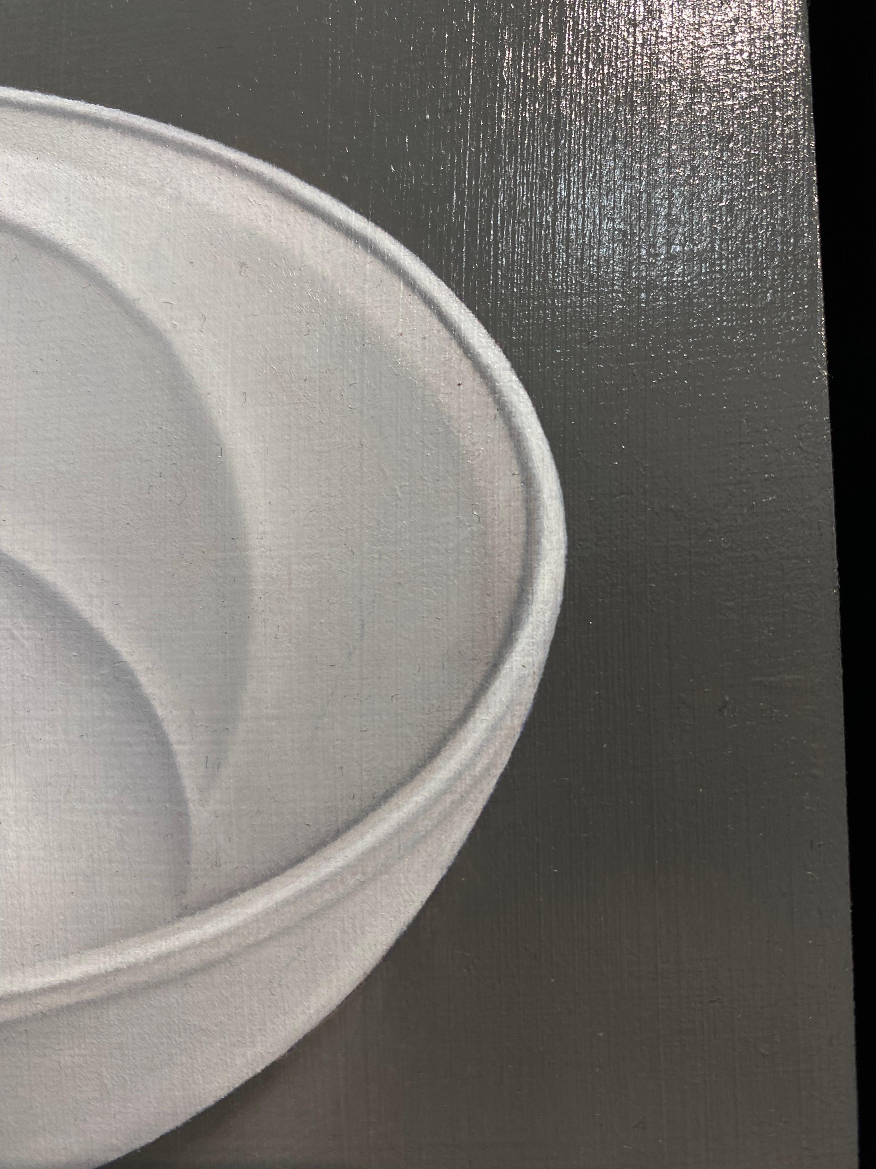Cuenco con el Pato Donald - Pintura al óleo hiperrealista contemporánea del siglo XXI en venta 1