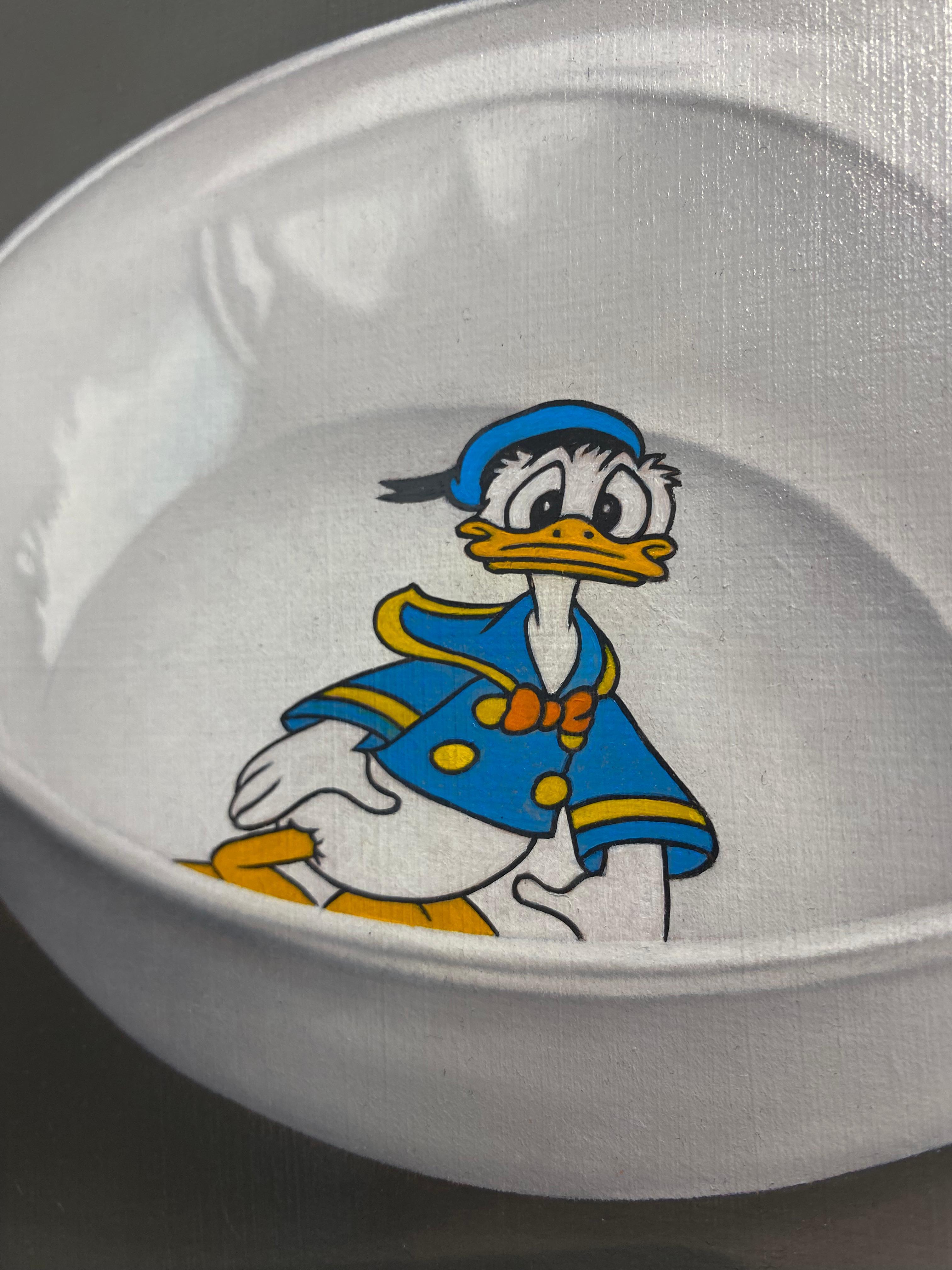 Cuenco con el Pato Donald - Pintura al óleo hiperrealista contemporánea del siglo XXI en venta 2