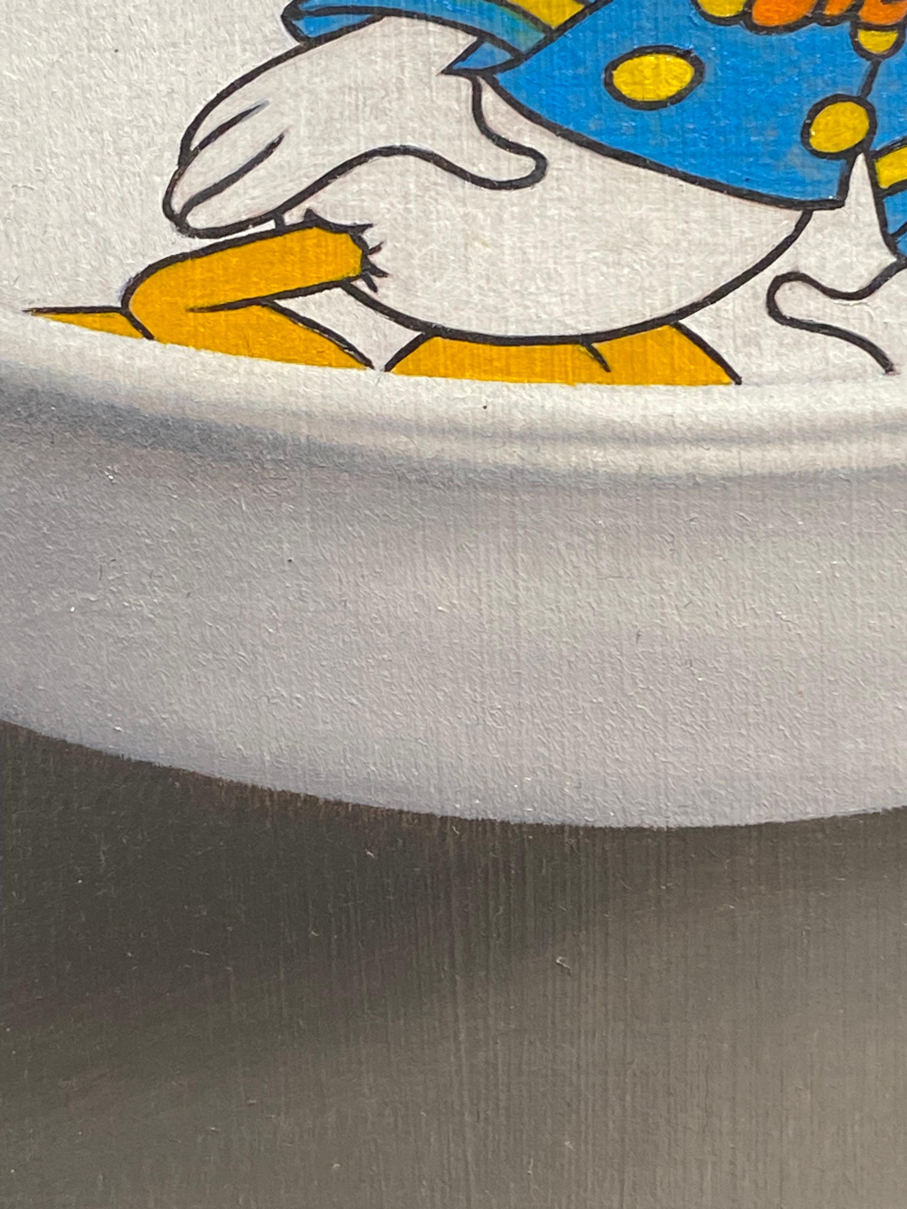 Cuenco con el Pato Donald - Pintura al óleo hiperrealista contemporánea del siglo XXI en venta 3