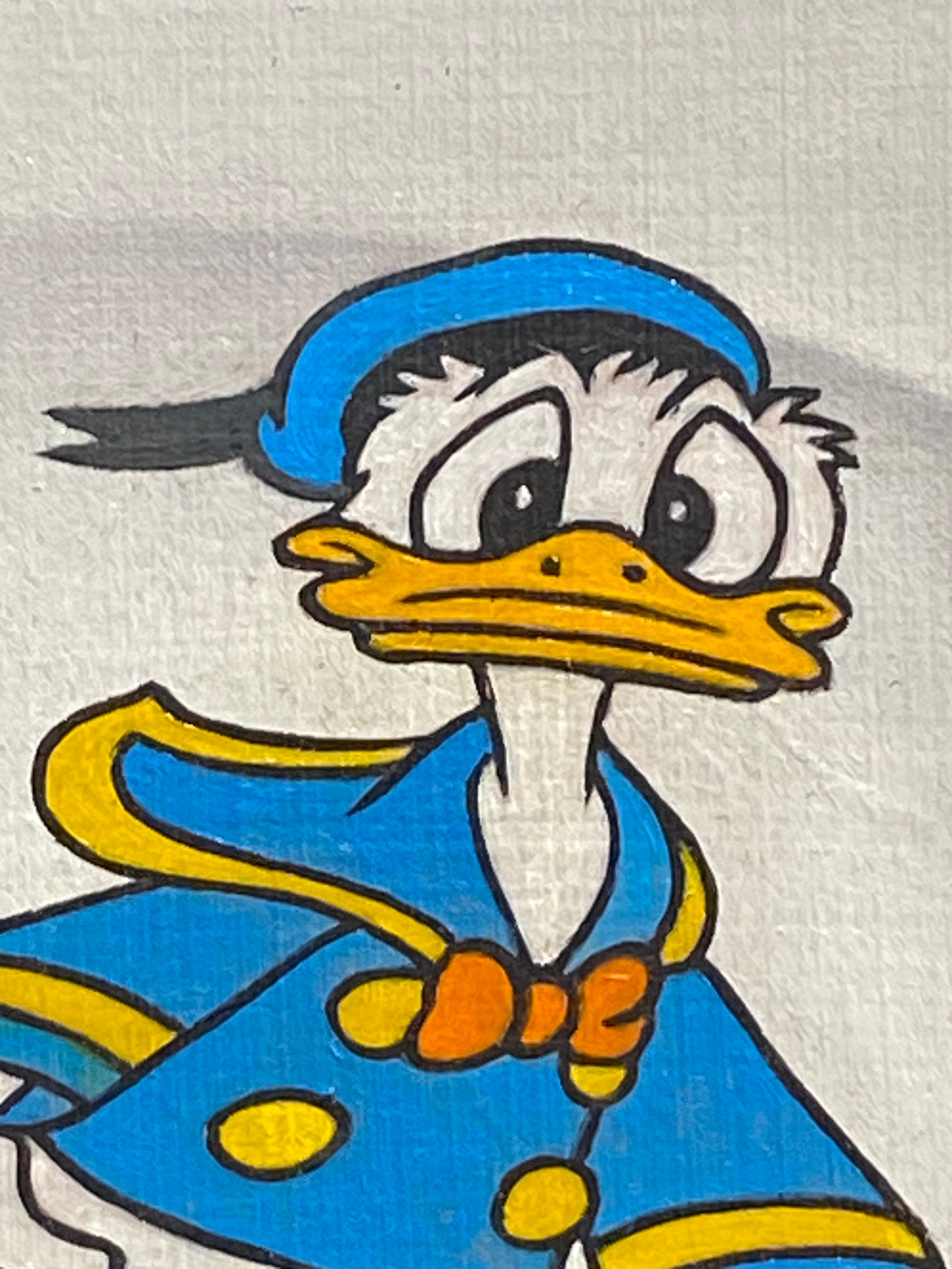 Cuenco con el Pato Donald - Pintura al óleo hiperrealista contemporánea del siglo XXI en venta 4