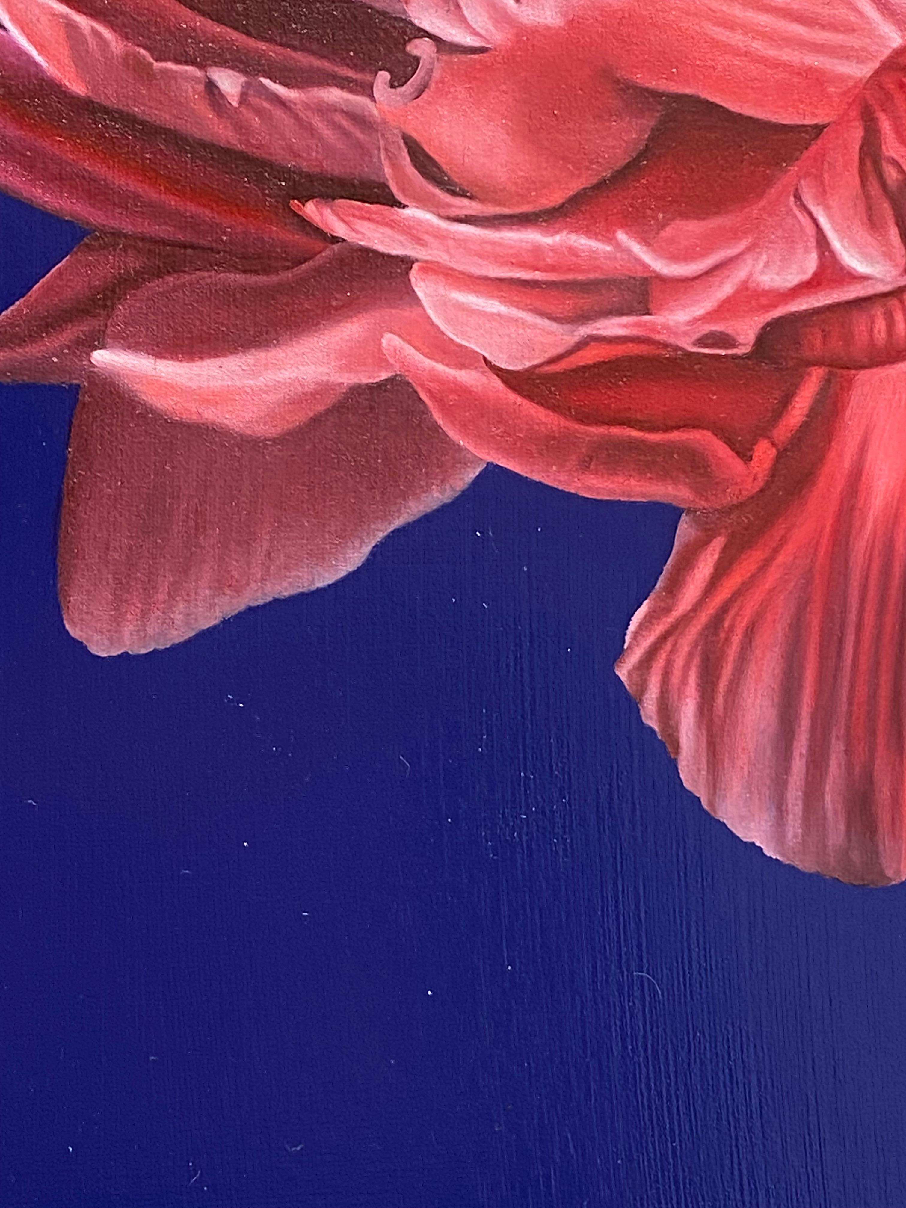 Peonia - Quadro ad olio iperrealistico del 21° secolo raffigurante un fiore di peonia in vendita 5