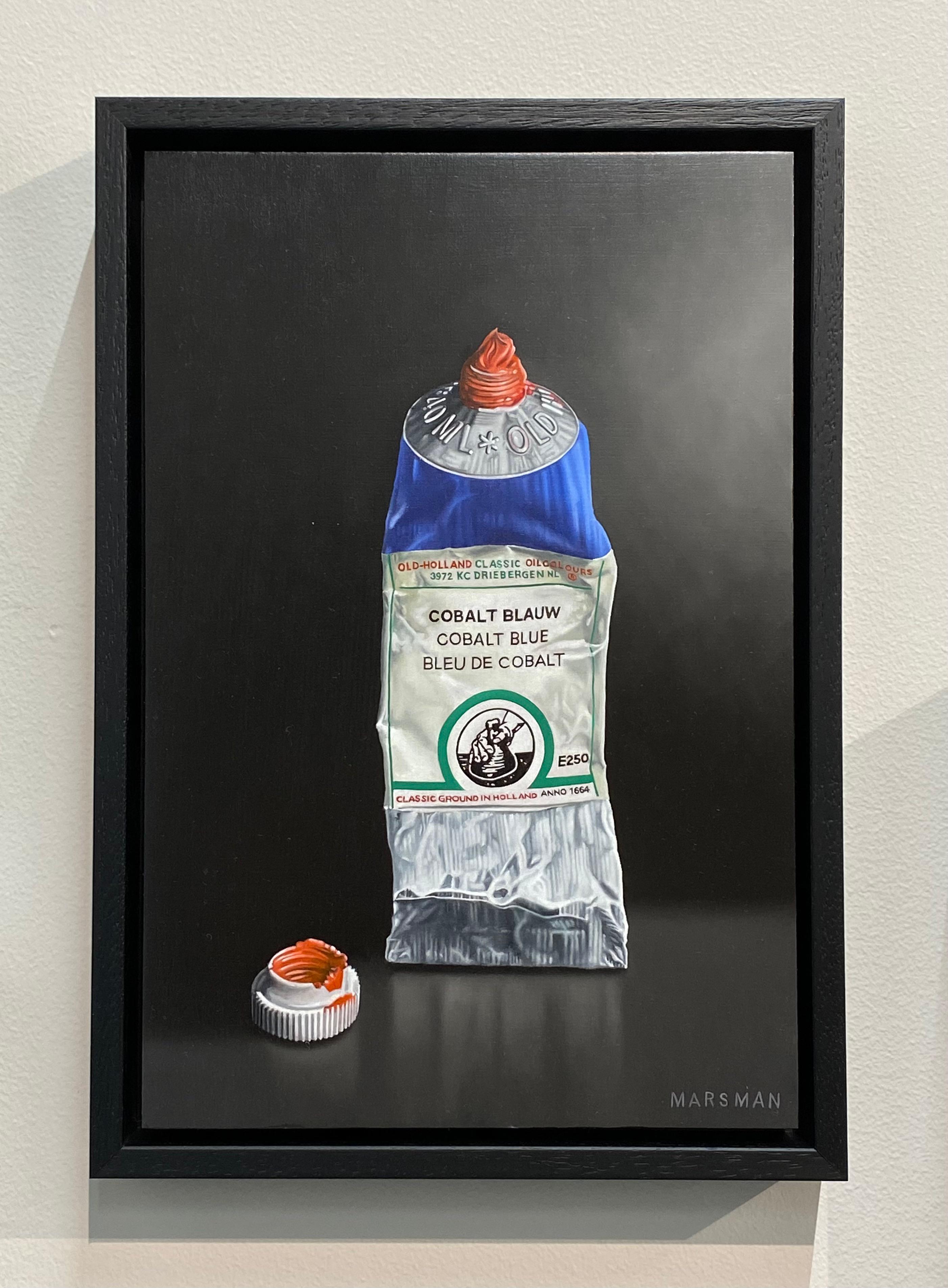 Rojo disfrazado de azul - Pintura hiperrealista contemporánea del siglo XXI - Painting de JP Marsman
