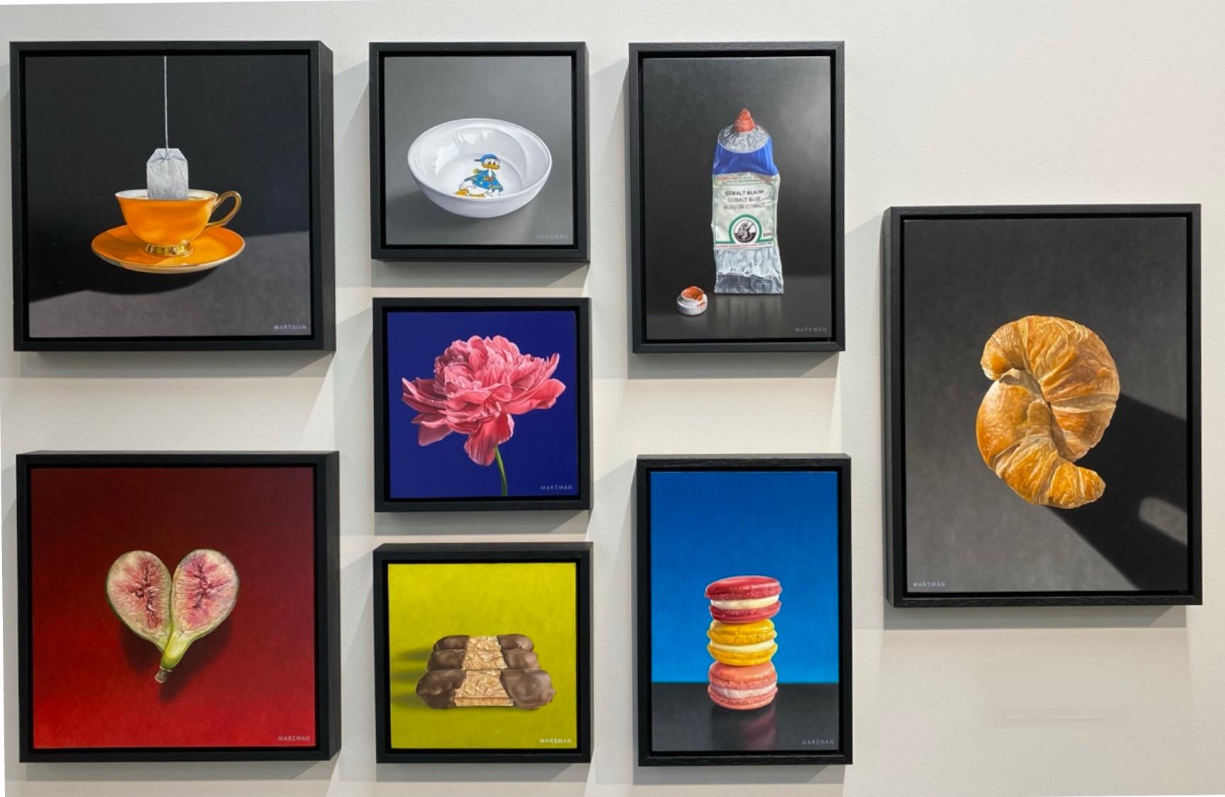 La hora del té - Pintura hiperrealista contemporánea del siglo XXI de una taza de té - Painting Contemporáneo de JP Marsman