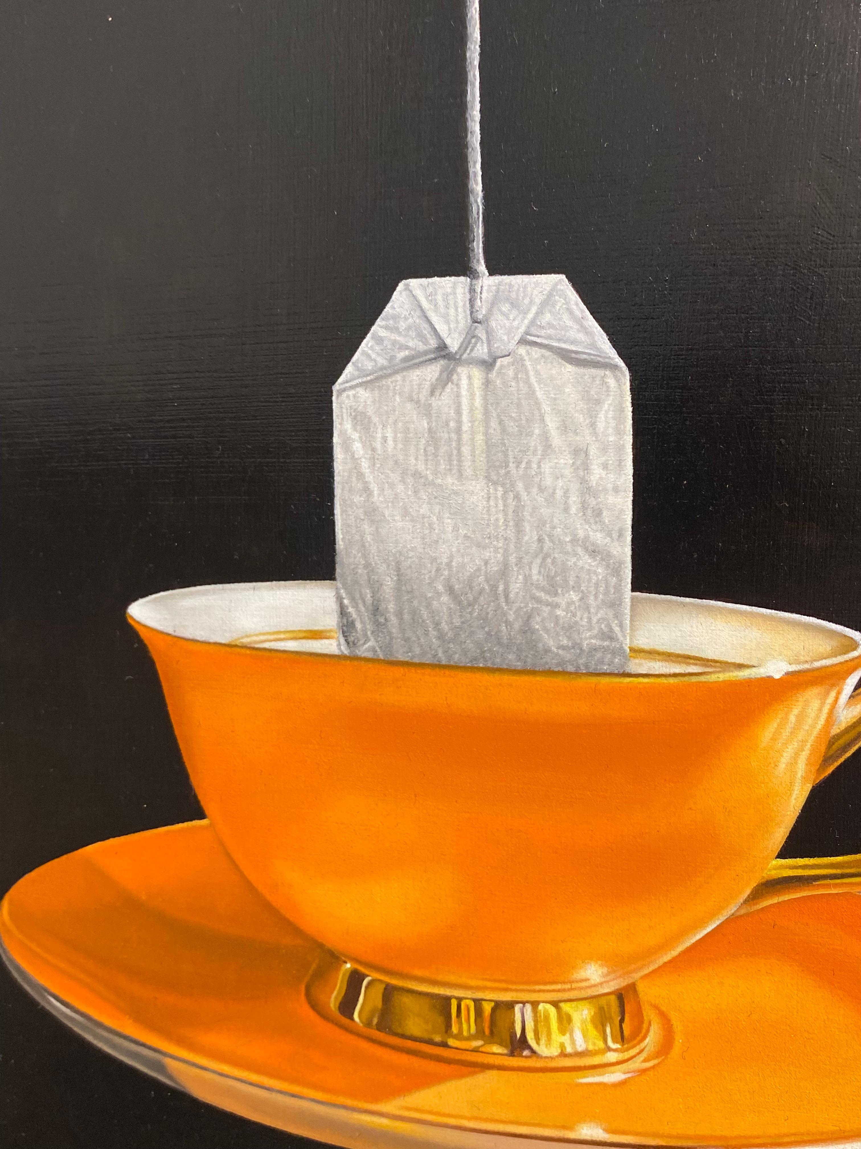 La hora del té - Pintura hiperrealista contemporánea del siglo XXI de una taza de té - Figurative Painting Negro de JP Marsman