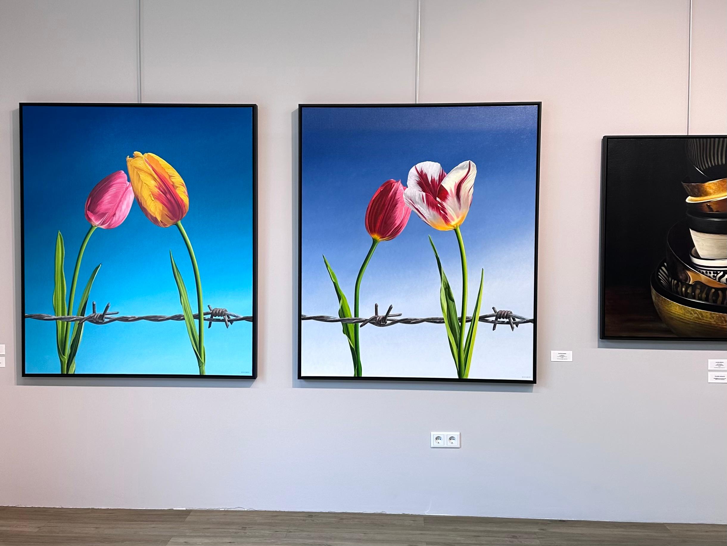 Ohne Grenzen – 21. Jahrhundert  Gemälde von zwei Tulpen mit gestapeltem Draht  (Realismus), Painting, von JP Marsman