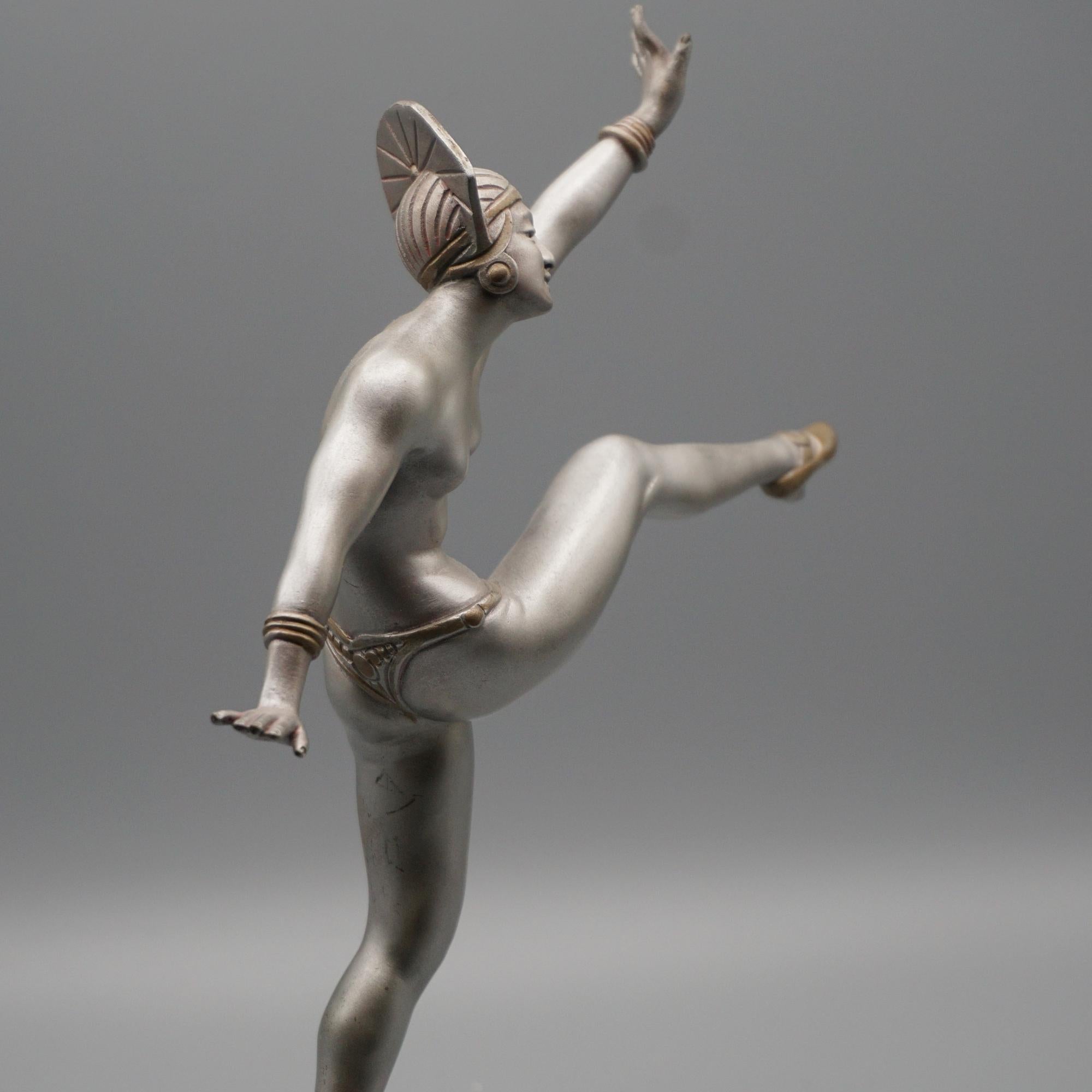 JP Morante 'Patada Alta' Una Escultura Art Decó de Bronce Pintada en Frío en venta 2