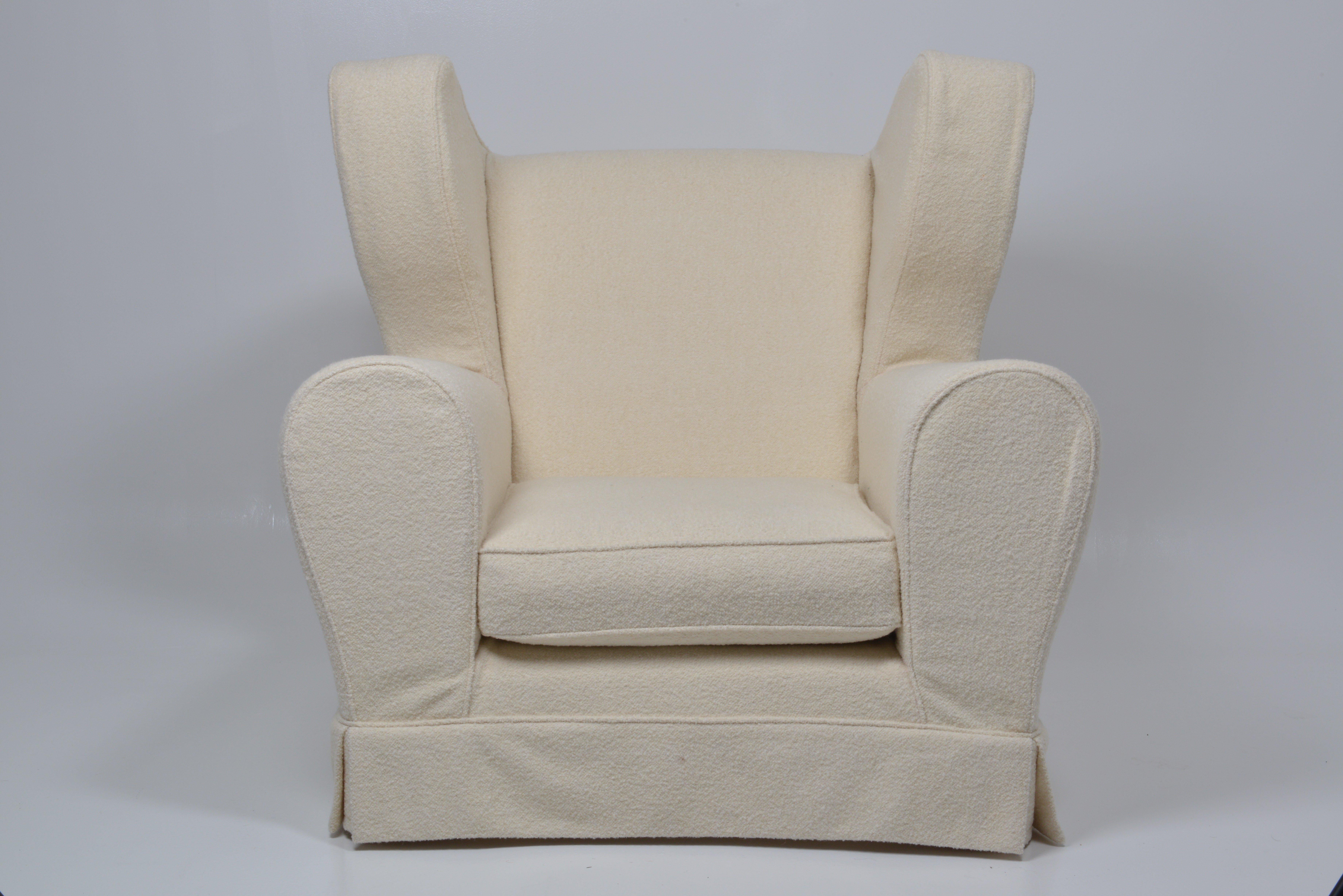 JPDemeyer Home collection wingback lounge chair burgh island in ivory color wool boucle
Stunning wingback lounge chair of elephantine proportions based on an Italian 1970 model sourced on a local antiques fair. This chair comes with a loose cover.