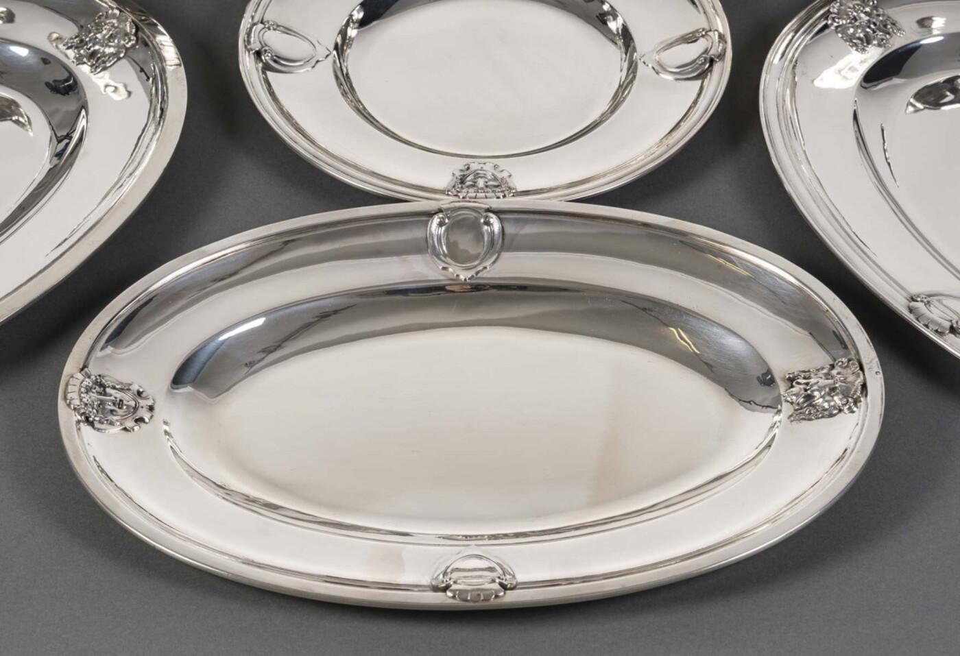 Prächtiges und seltenes Set aus massivem Silber mit Dekor aus starken Fäden, Patronen und prächtig ziselierten Makronen. Der Seitengriff der Sauciere sowie die Griffe der Gemüseschalen sind von außergewöhnlicher Qualität. Diese Platte besteht aus; 1