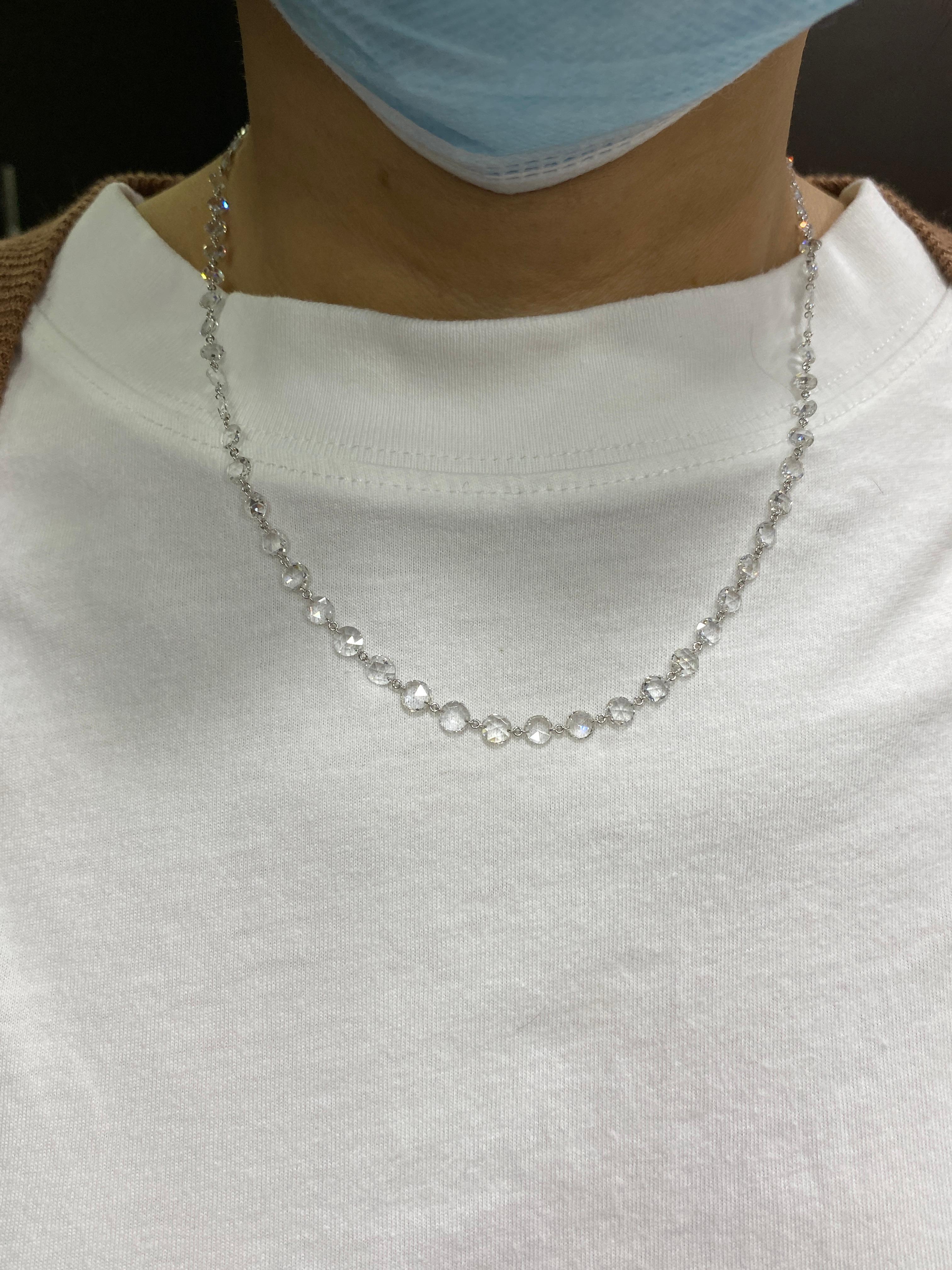 JR Collier en diamant blanc taillé en rose de 12.08 carats 

Ce collier offre un look complet en lui-même. Le fermoir est spécialement conçu avec une monture en diamant pavé. Il peut également être porté comme collier de superposition.

Longueur du