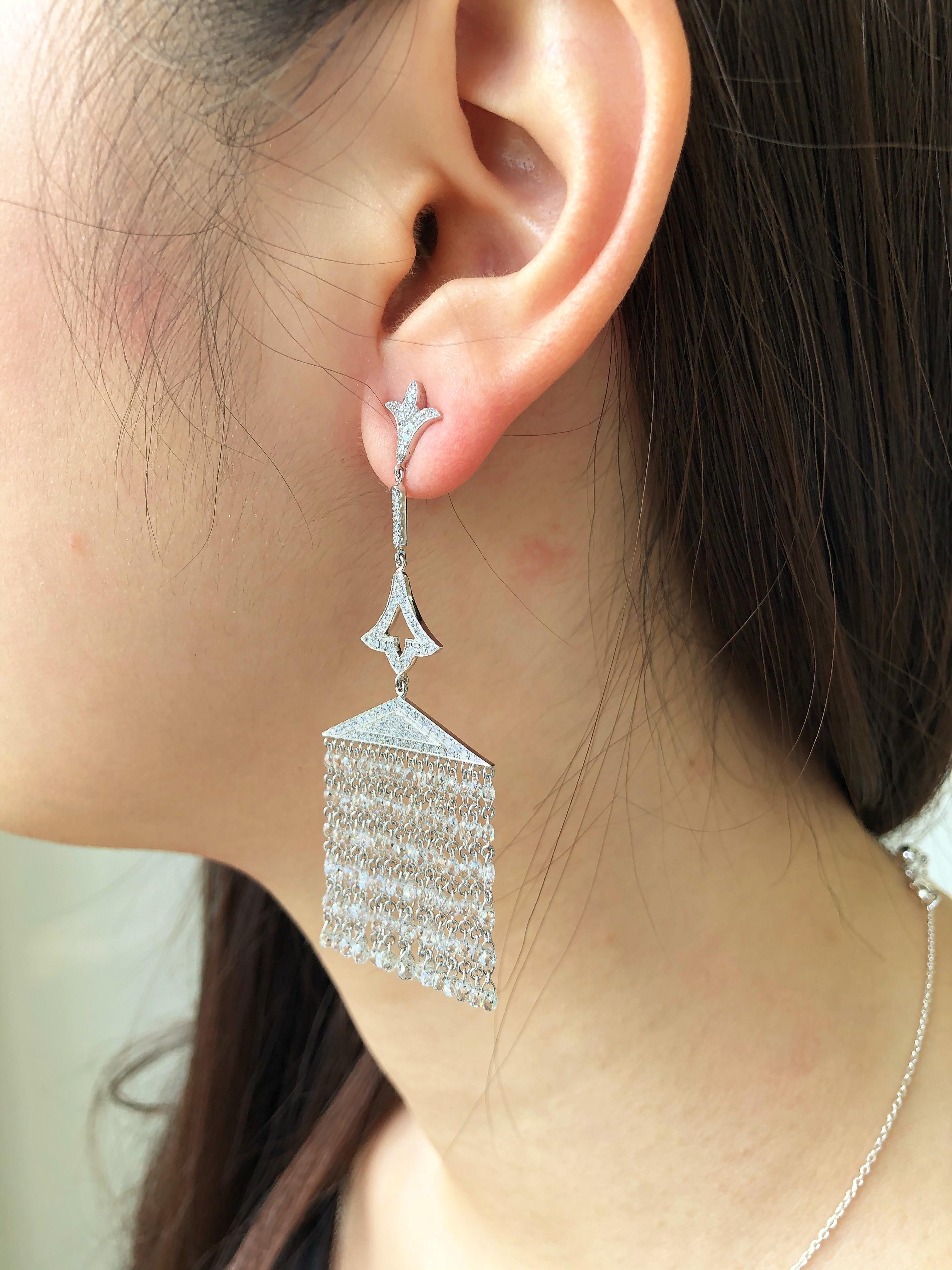 Contemporain JR Boucles d'oreilles en or blanc 18 carats avec pampilles en forme de briolette en diamants de 13,03 carats en vente