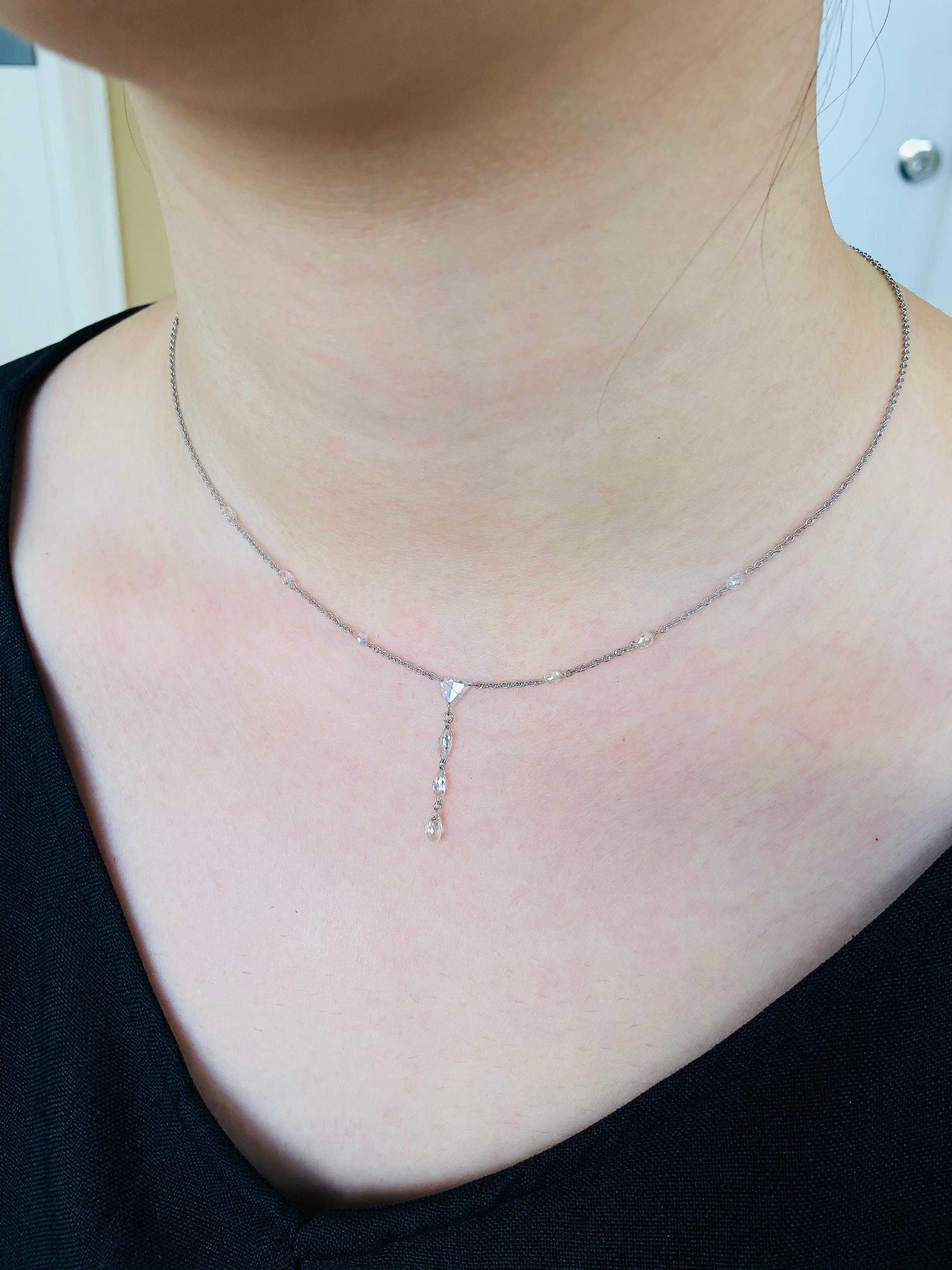 Collana girocollo con diamanti pendenti JR 1,59 carati taglio rosa e briolette 

Questa collana contemporanea è realizzata con diamanti taglio rosa e trasmette femminilità e grazia.
Il girocollo con diamanti taglio rosa ha un cursore vicino alla
