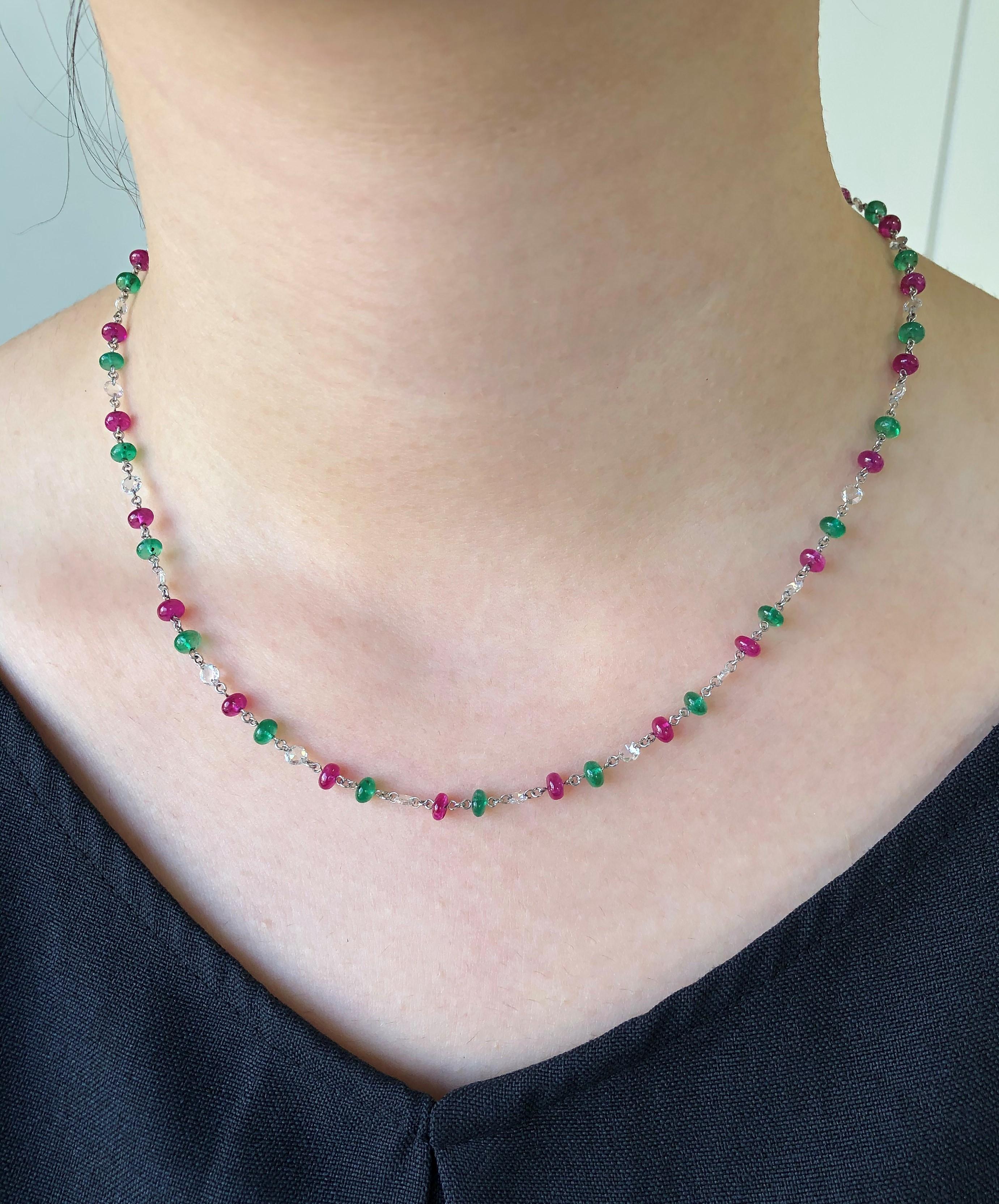 Collana JR in oro bianco 18 carati con diamante taglio rosa e smeraldo e rubino

Perché indossare un solo tipo di diamante quando puoi indossare tre tipi di Jewell esclusivi. Questa bellissima collana aggiungerà sicuramente colore e brillantezza al