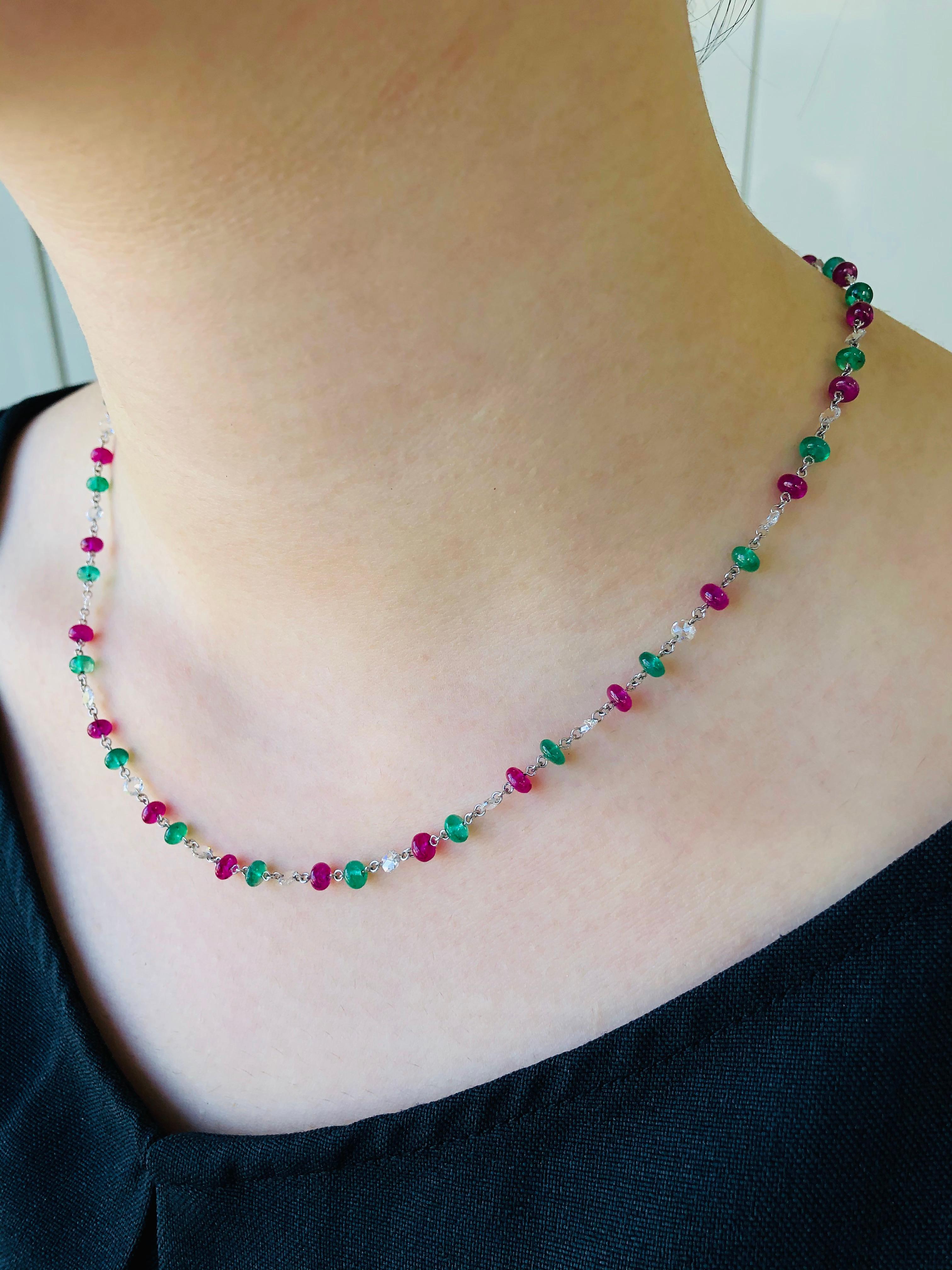Contemporaneo Collana JR in oro bianco 18 carati con diamante taglio rosa e rubino smeraldo in vendita