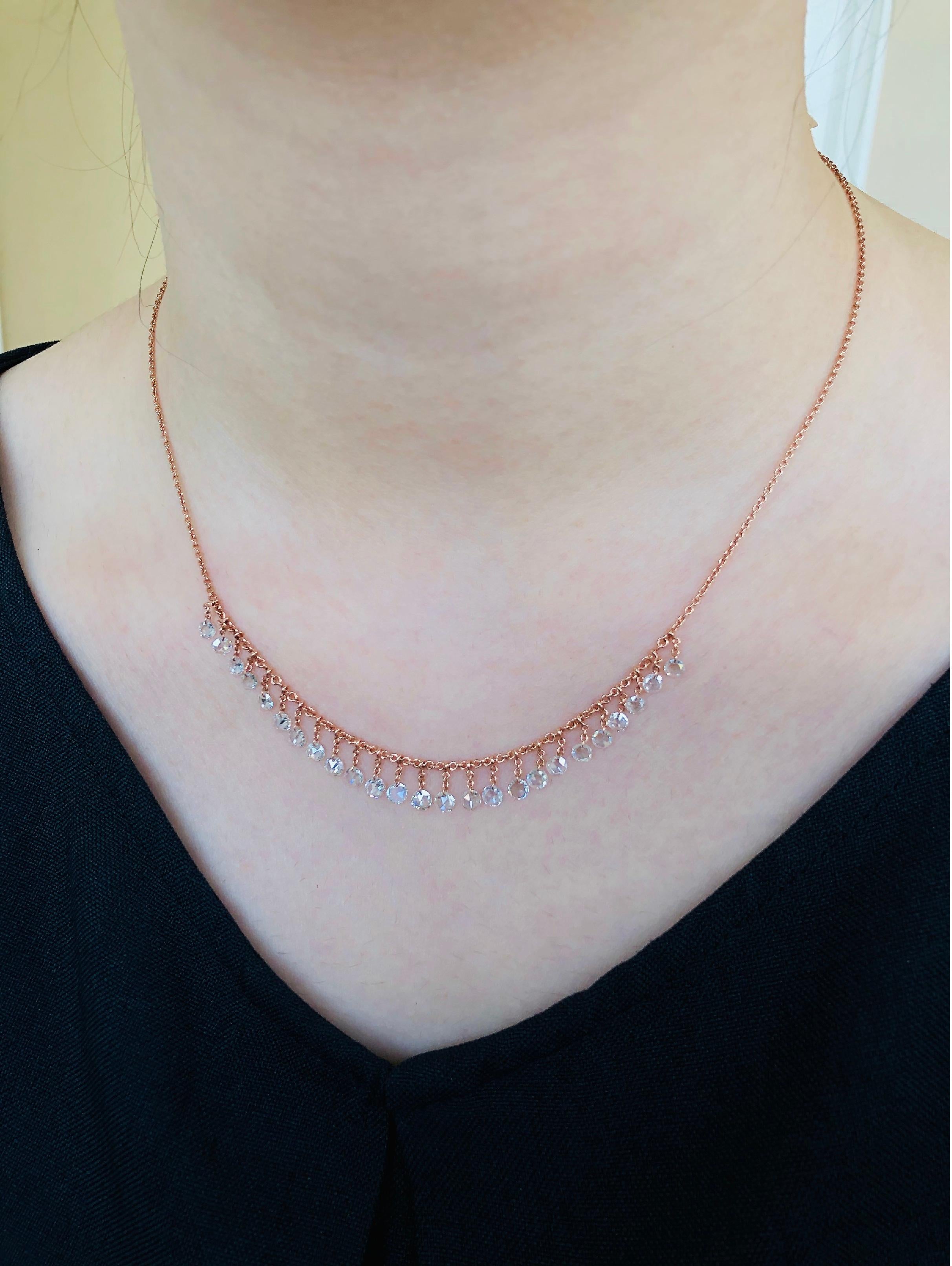 Collana girocollo con diamanti taglio rosa JR da 2,03 carati 

Questa collana contemporanea è realizzata con diamanti taglio rosa e trasmette femminilità e grazia.
Il girocollo con diamanti taglio rosa ha un cursore vicino alla chiusura per regolare