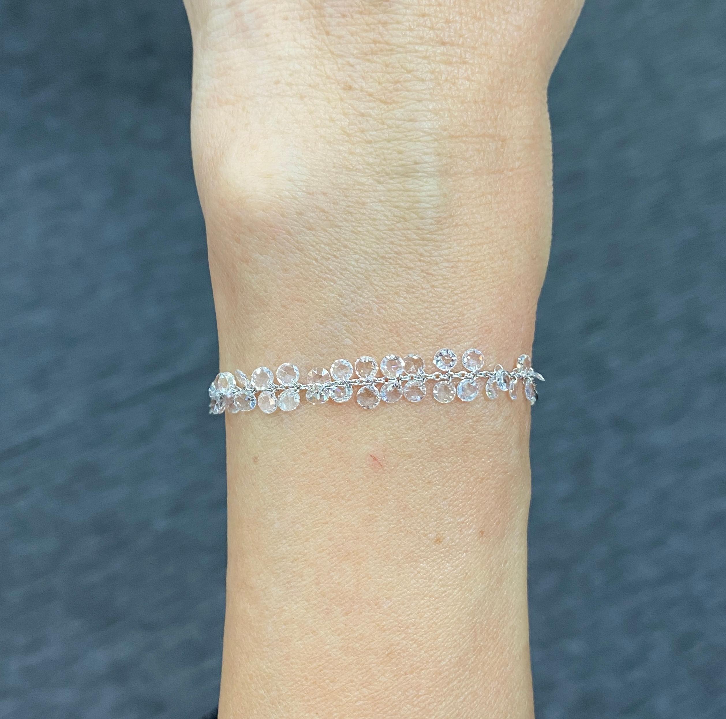 JR 2,06 Karat baumelndes Armband aus 18 Karat Weißgold mit Diamanten im Rosenschliff

Unser baumelndes Armband mit Diamanten im Rosenschliff ist extrem tragbar. Seine Vielseitigkeit und sein klassisches Design machen ihn zu einem idealen Begleiter