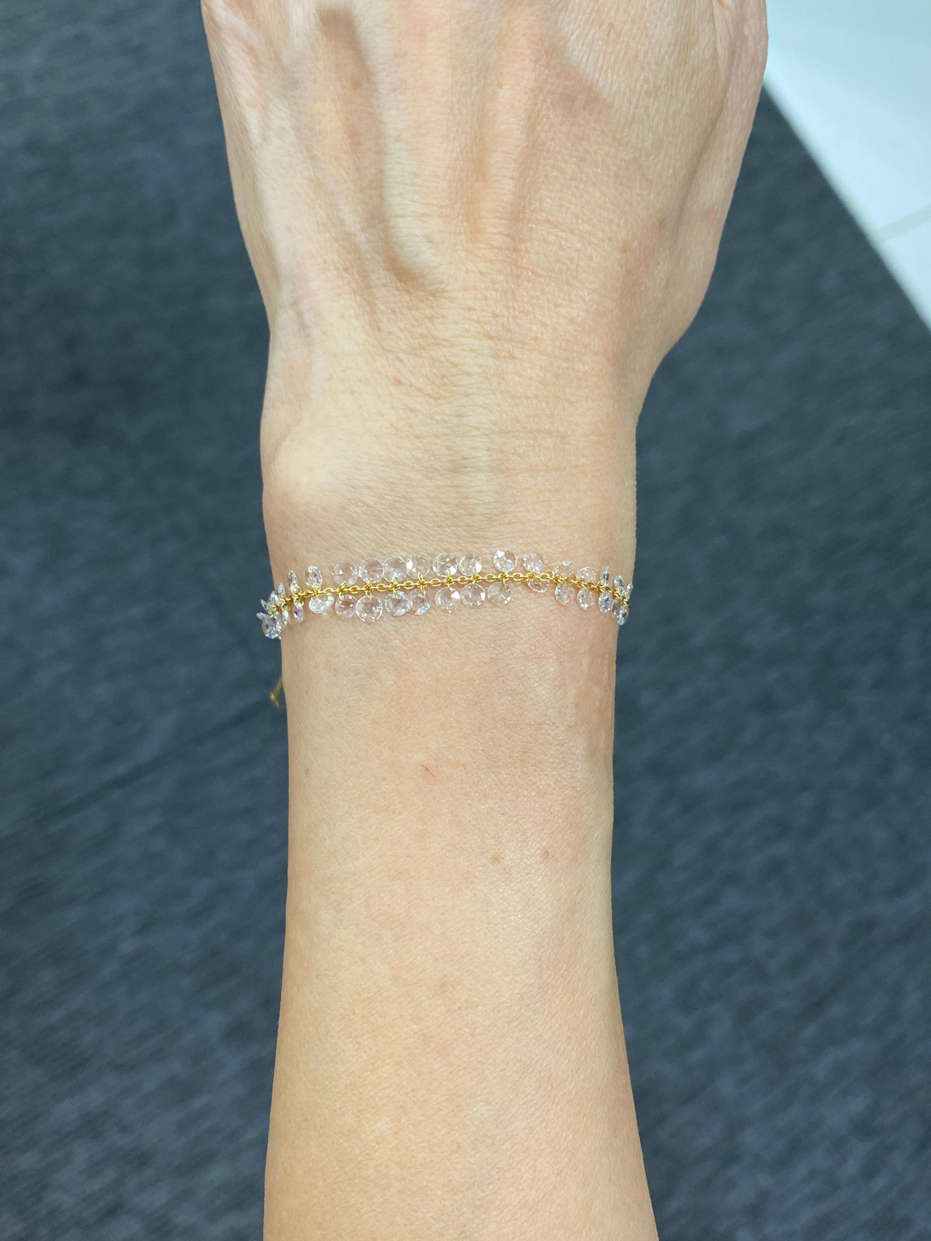 JR Bracelet en or jaune 18 carats avec diamants taille rose pendants de 2,06 carats

Notre bracelet pendentif en diamant taillé en rose est extrêmement facile à porter. Sa polyvalence et son design classique en font un compagnon idéal pour diverses