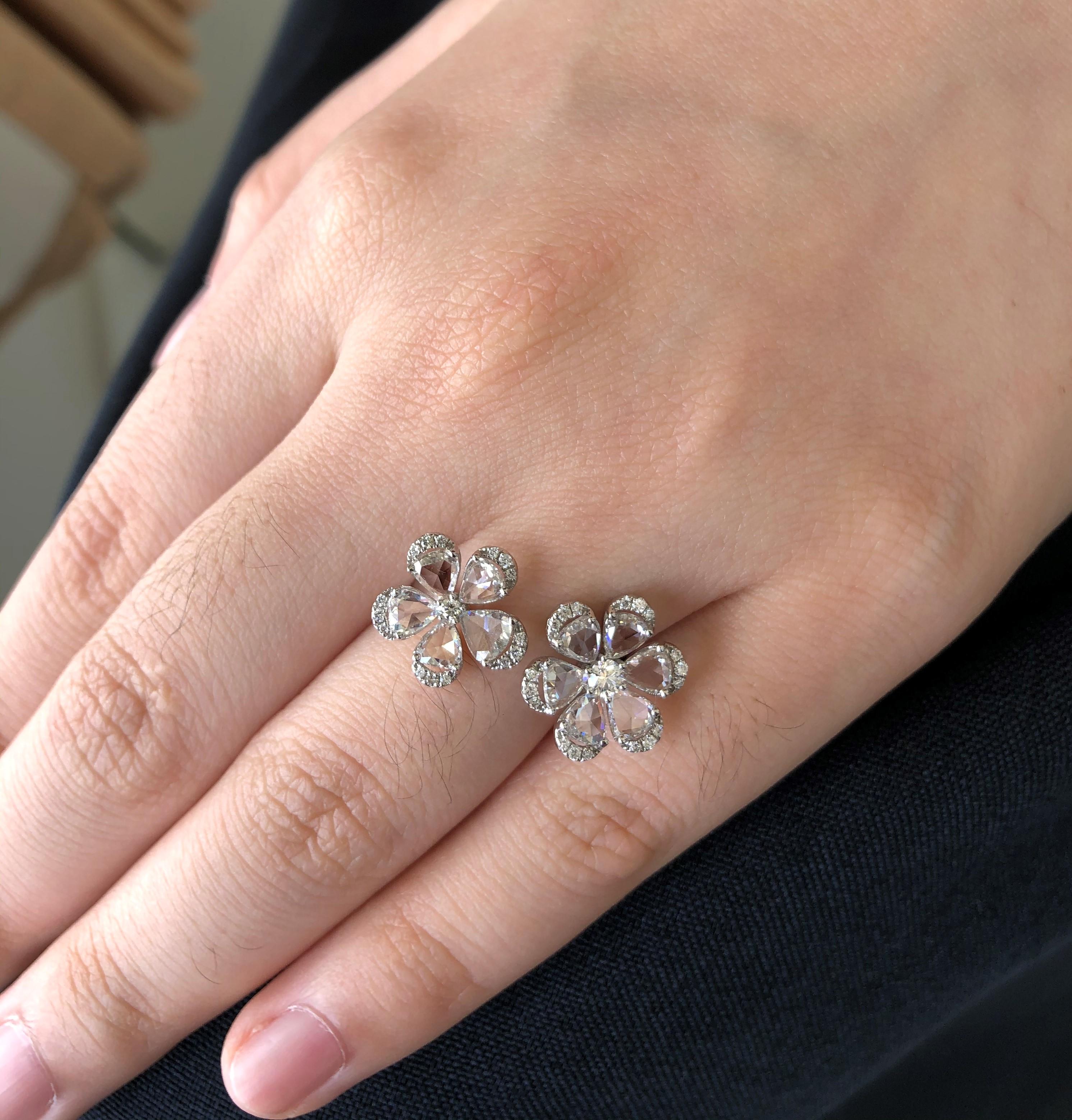 JR Bague en or blanc 18 carats à double fleur et diamant taille rose de 2,26 carats

Notre opulente et excentrique bague à double fleur de diamant est un véritable coup de cœur. Les diamants taillés en rose qu'il contient en rehaussent l'aspect par