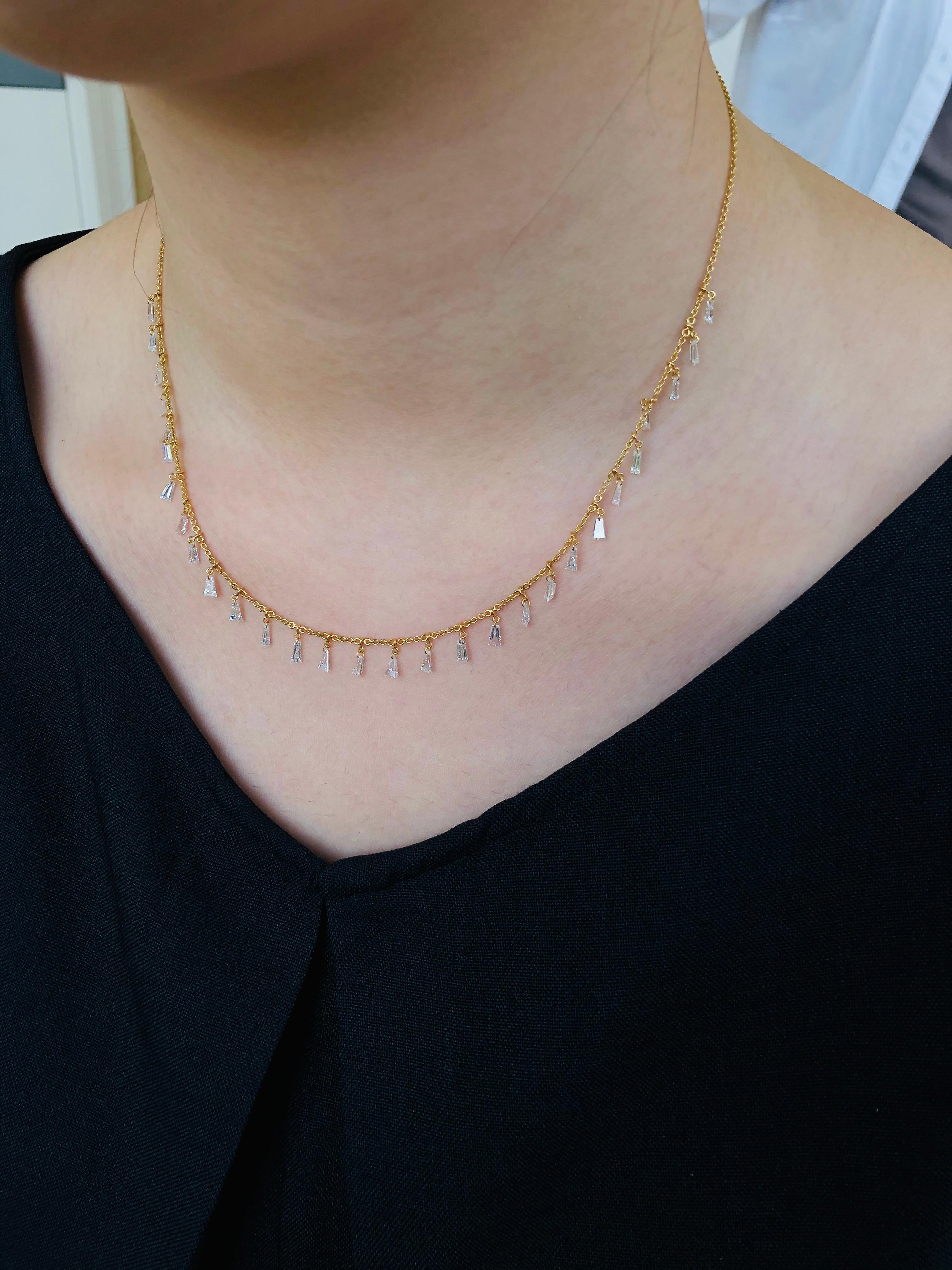 JR 2,40 carati di diamante bianco baguette in oro giallo 18 carati - Collana pendente

Questa collana contemporanea è realizzata con un diamante bianco baguette forato e trasmette femminilità e grazia.
Ha un cursore a sfera vicino alla chiusura per