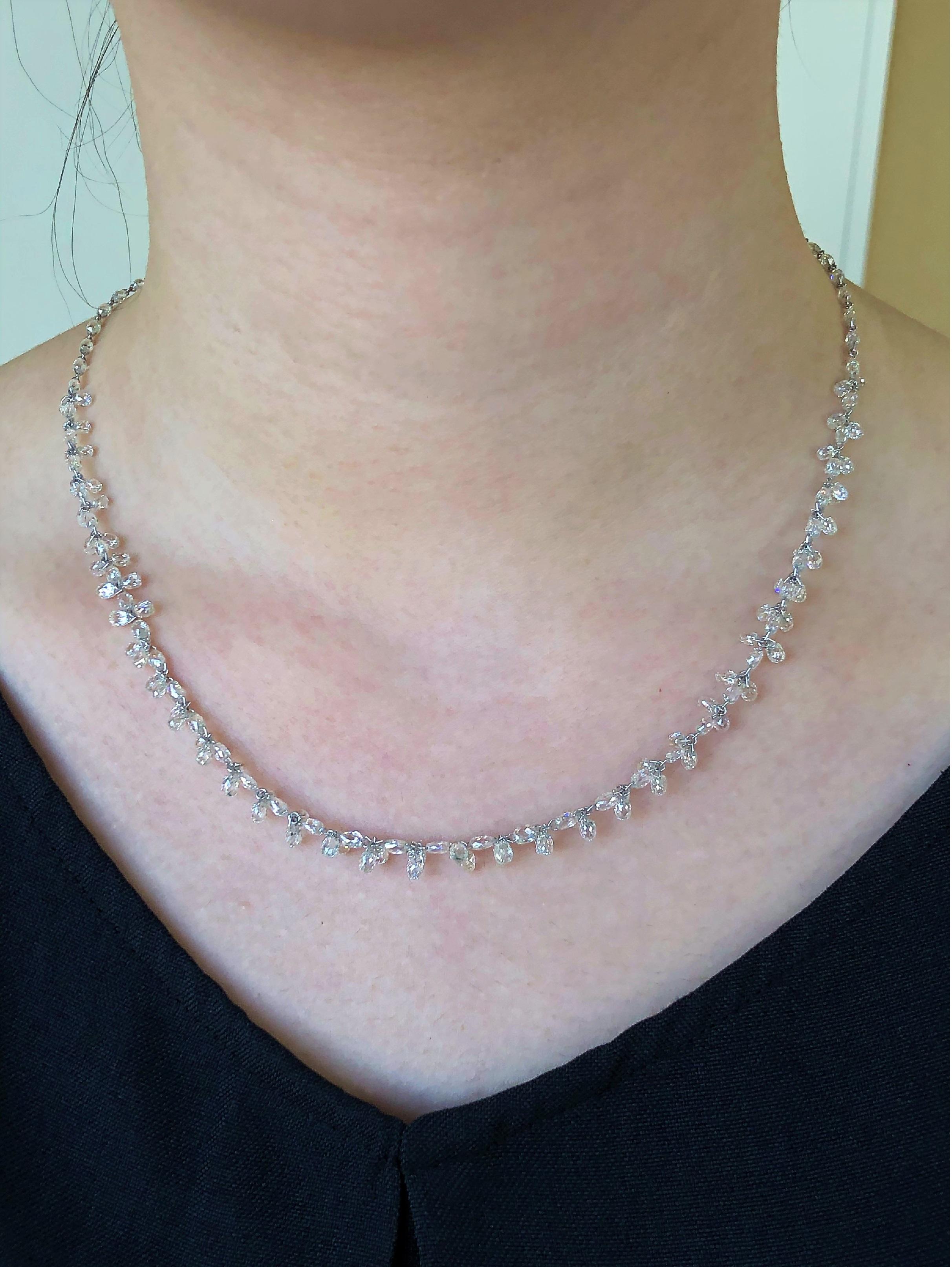 Collier en or blanc 18 carats JR 26,07 carats Diamond Briolette Dangling 

Composé d'une combinaison de briolettes à un trou pendantes et à deux trous, ce collier est d'une rare beauté. Les détails complexes du design sont un véritable plaisir pour