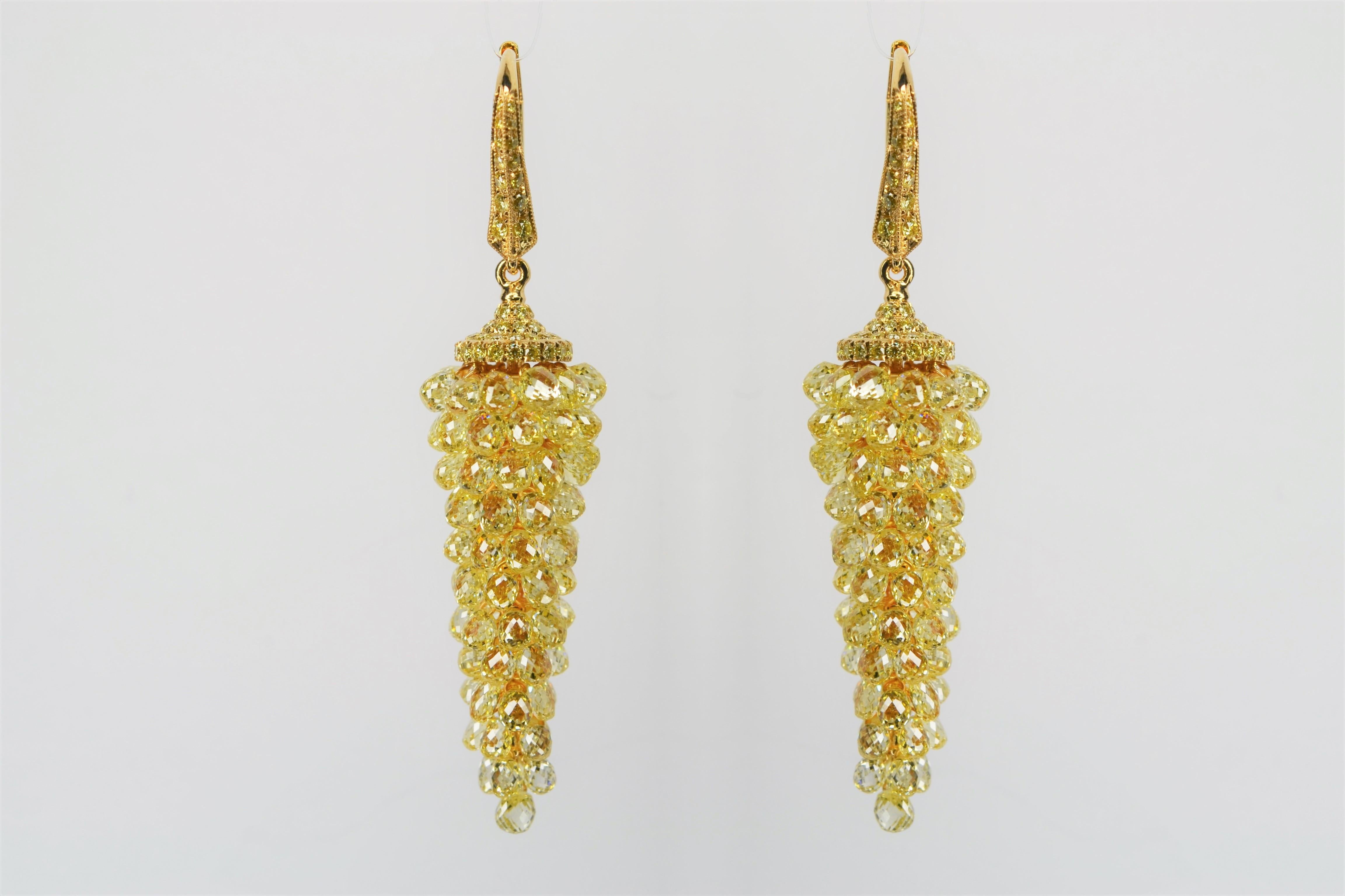 Taille briolette JR Boucles d'oreilles en or jaune 18 carats avec grappes de diamants jaunes de 28,65 carats en vente