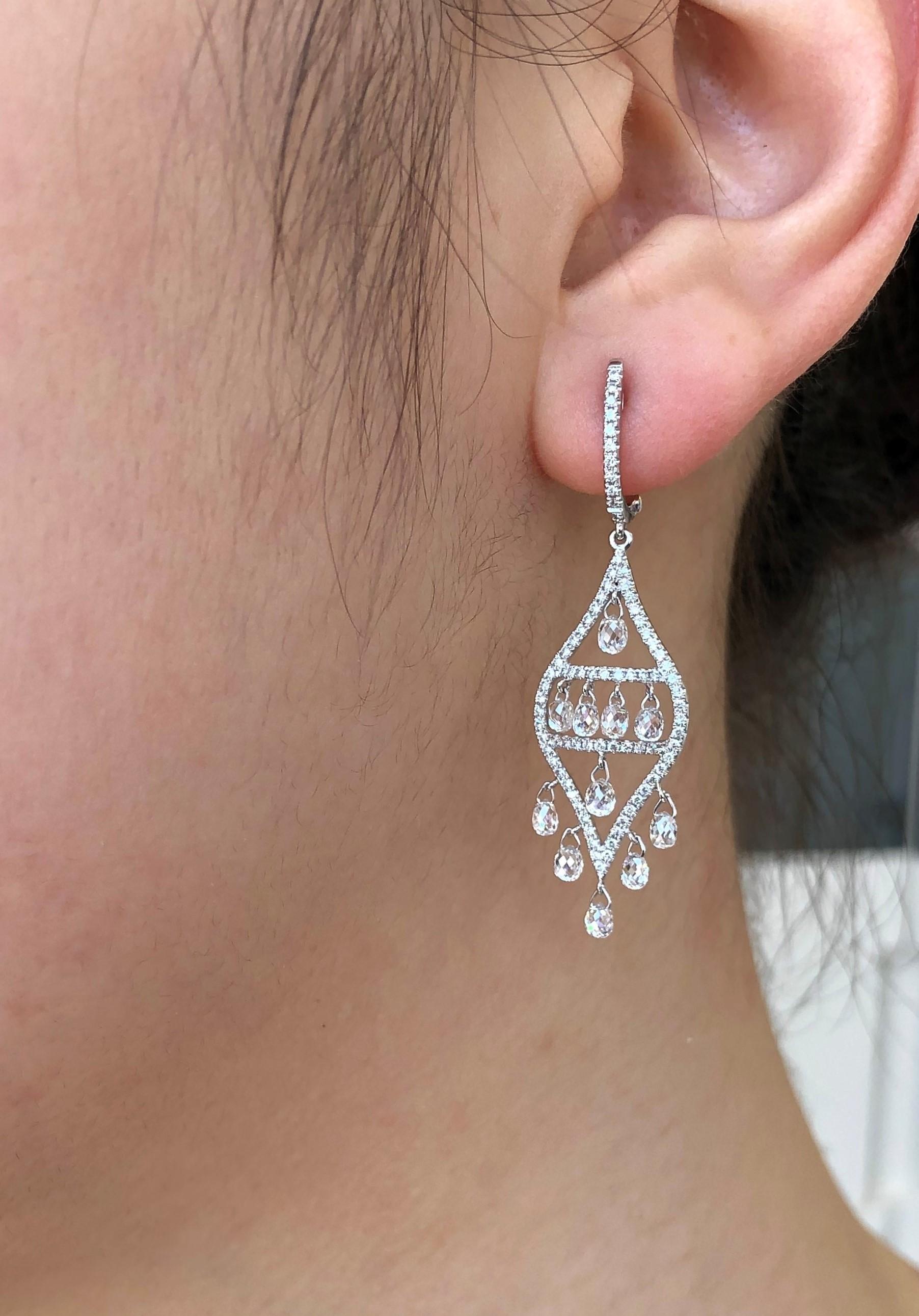 Moderno JR Orecchino con diamante briolette da 3,31 carati in oro bianco 18 carati in vendita