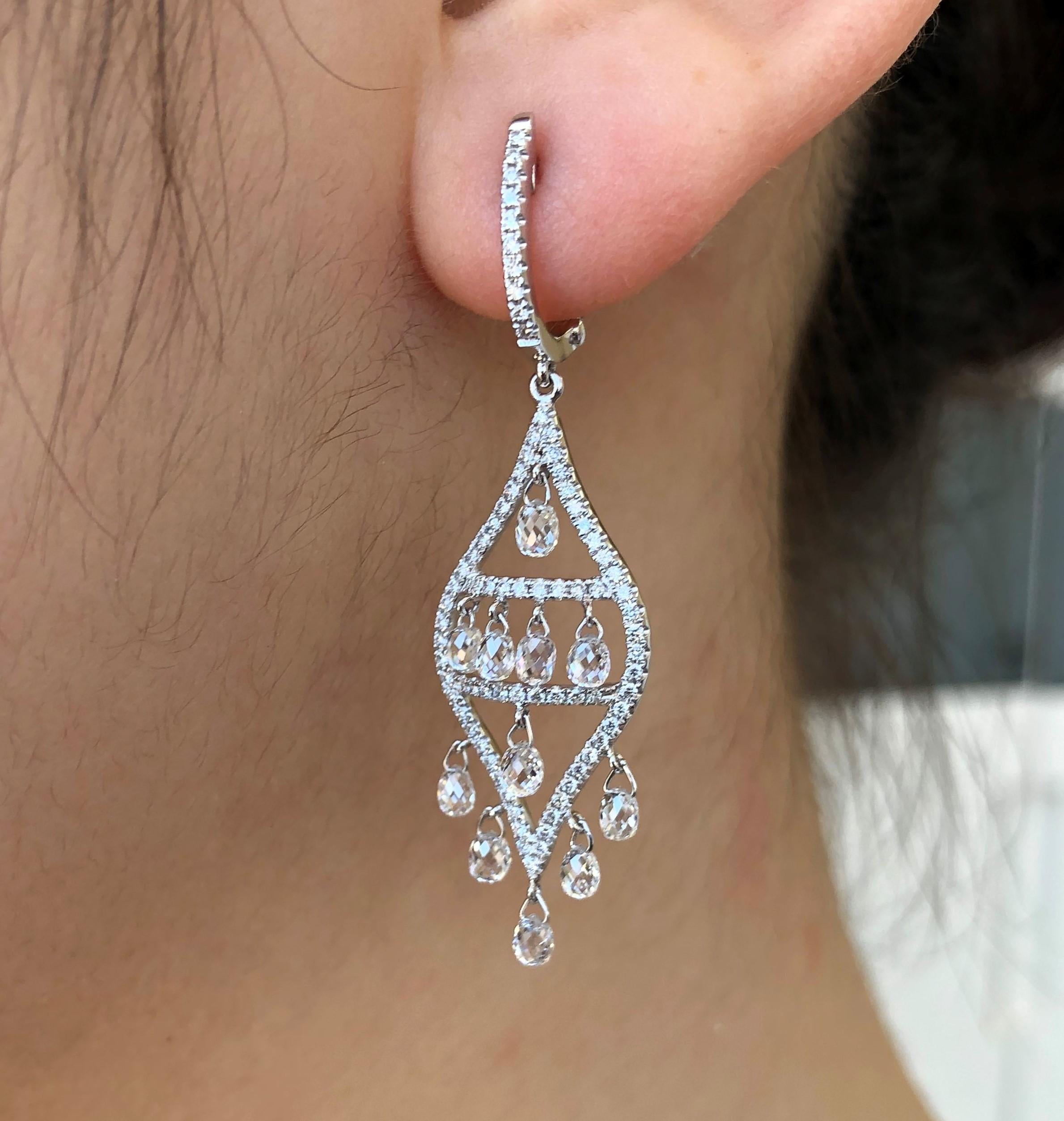 Taglio briolette JR Orecchino con diamante briolette da 3,31 carati in oro bianco 18 carati in vendita