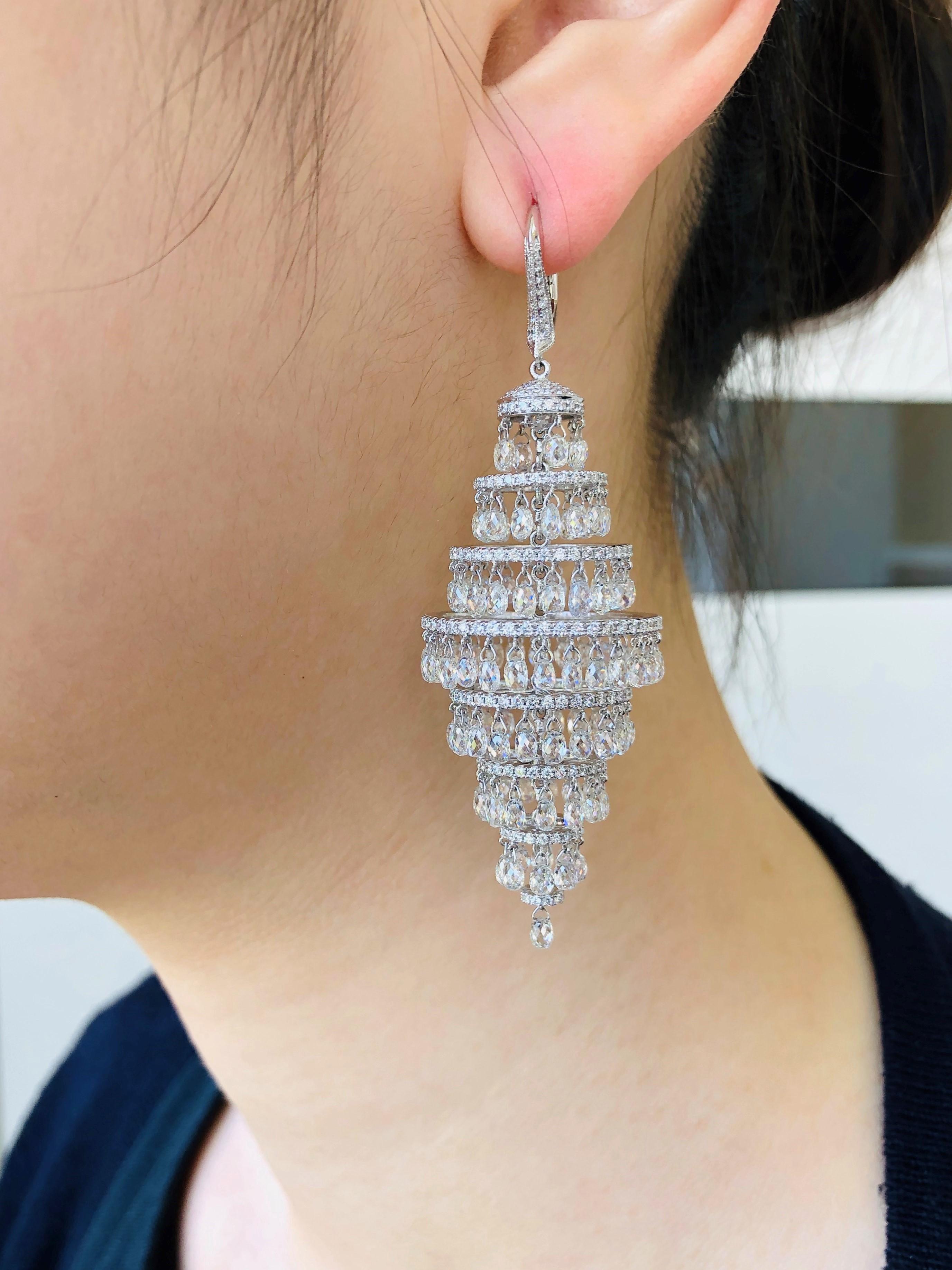 JR 35,08 carats Diamant Briolette Boucle d'oreille Chandelier

Des diamants intemporels sertis dans des chandeliers parmi les plus brillants, c'est ce que nous promettons et c'est exactement ce que vous obtiendrez avec cette paire de boucles