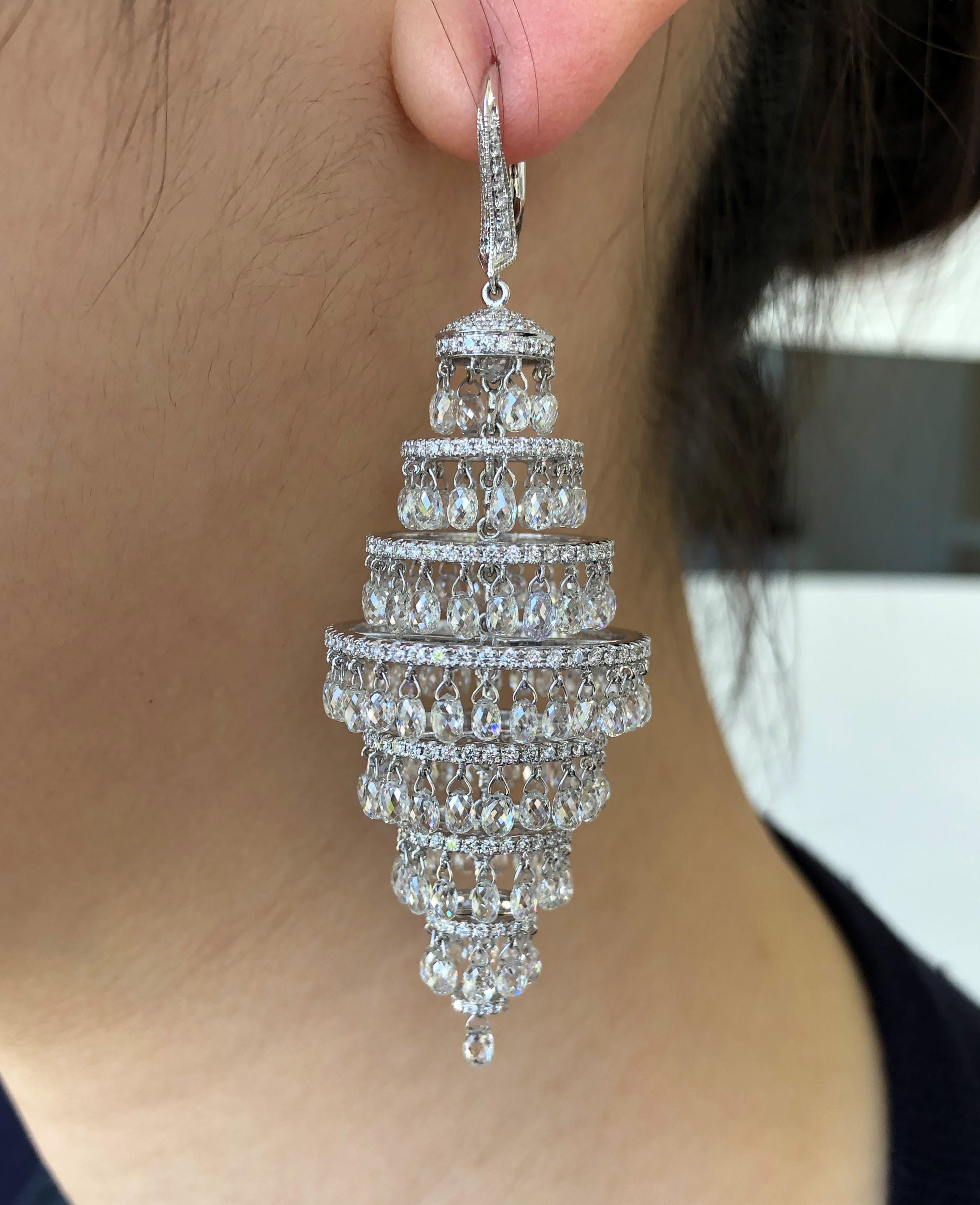 Moderne JR, boucles d'oreilles chandelier Briolette en or blanc 18 carats avec diamants 35,08 carats en vente