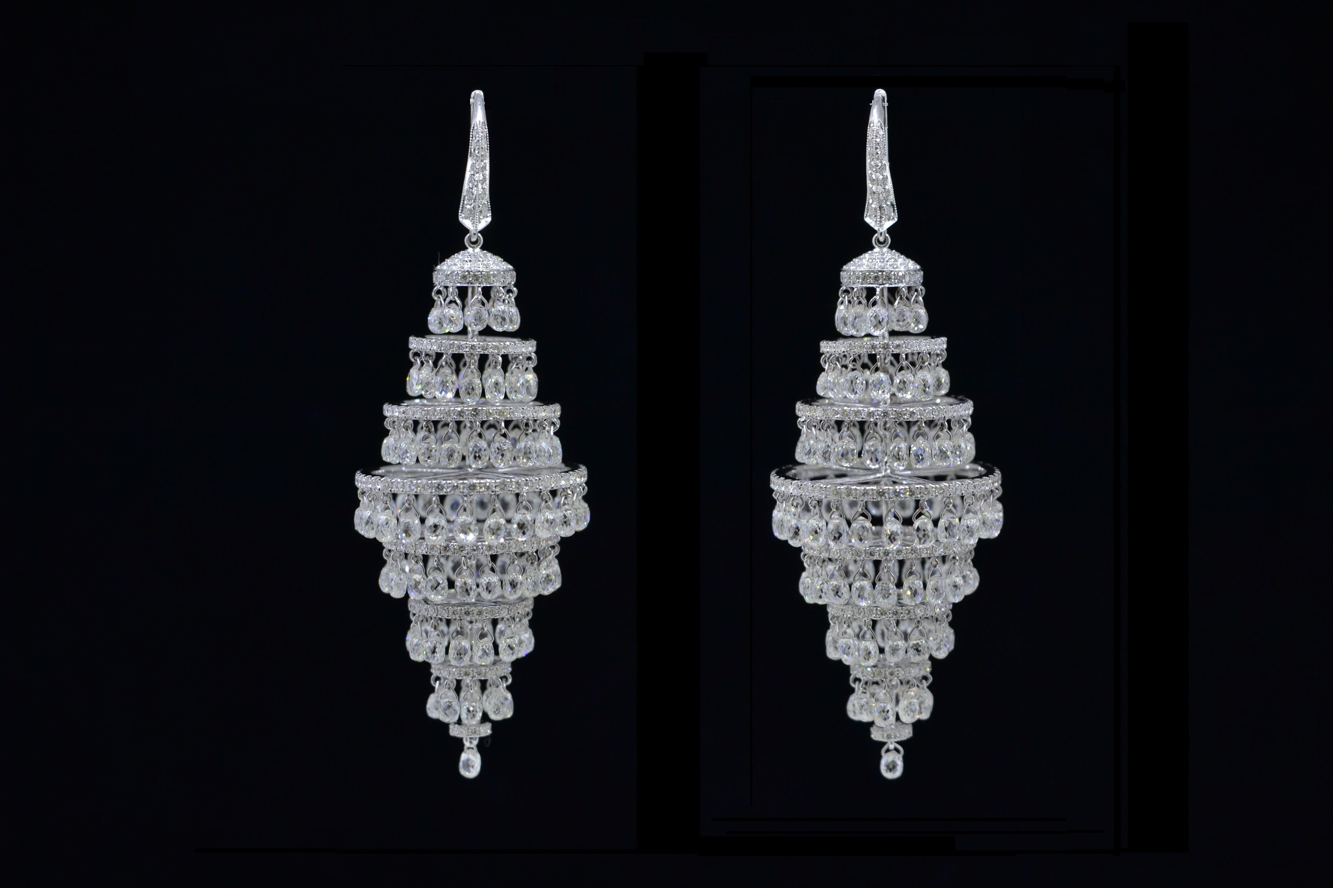 Taille briolette JR, boucles d'oreilles chandelier Briolette en or blanc 18 carats avec diamants 35,08 carats en vente