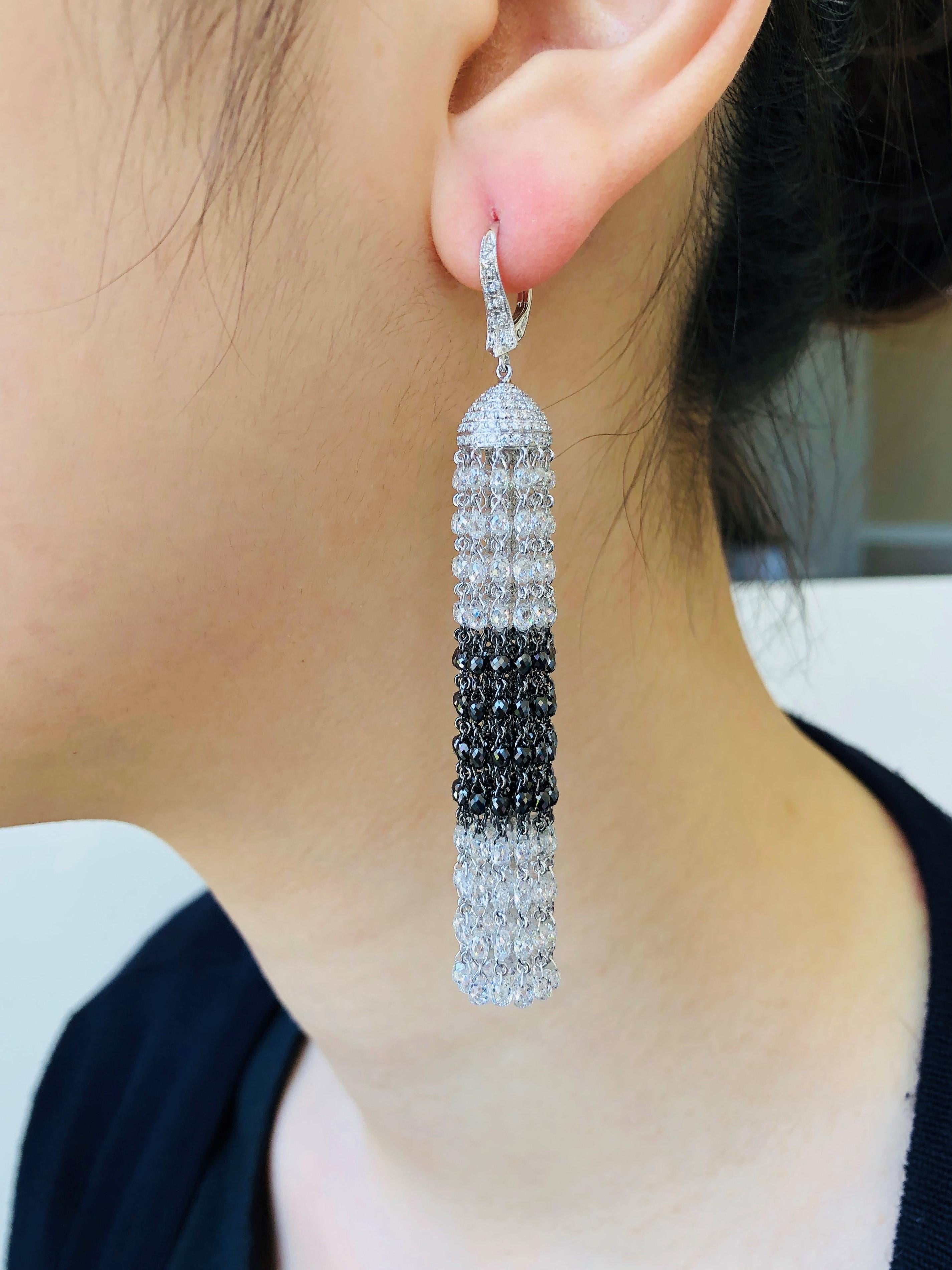JR 39,18 carati di diamanti bianchi e neri, orecchino con nappina

Questi orecchini con nappe in bianco e nero presentano una distintiva tecnica di color blocking. La monocromia creata ha un aspetto elegante e sofisticato.

Peso del diamante bianco:
