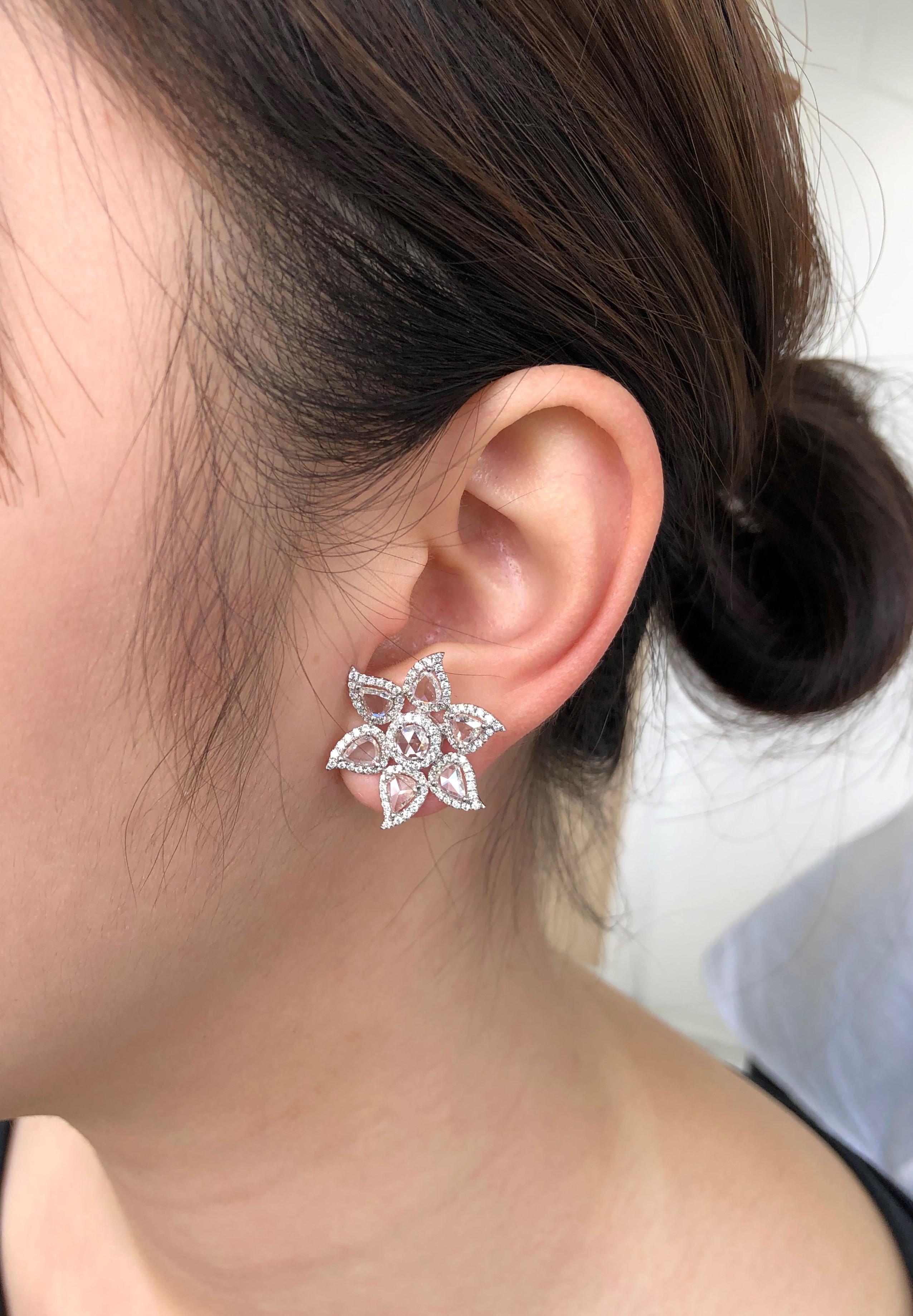 Contemporain JR Boucle d'oreille en or blanc 18 carats 3,99 carats diamant taille rose fleur en vente