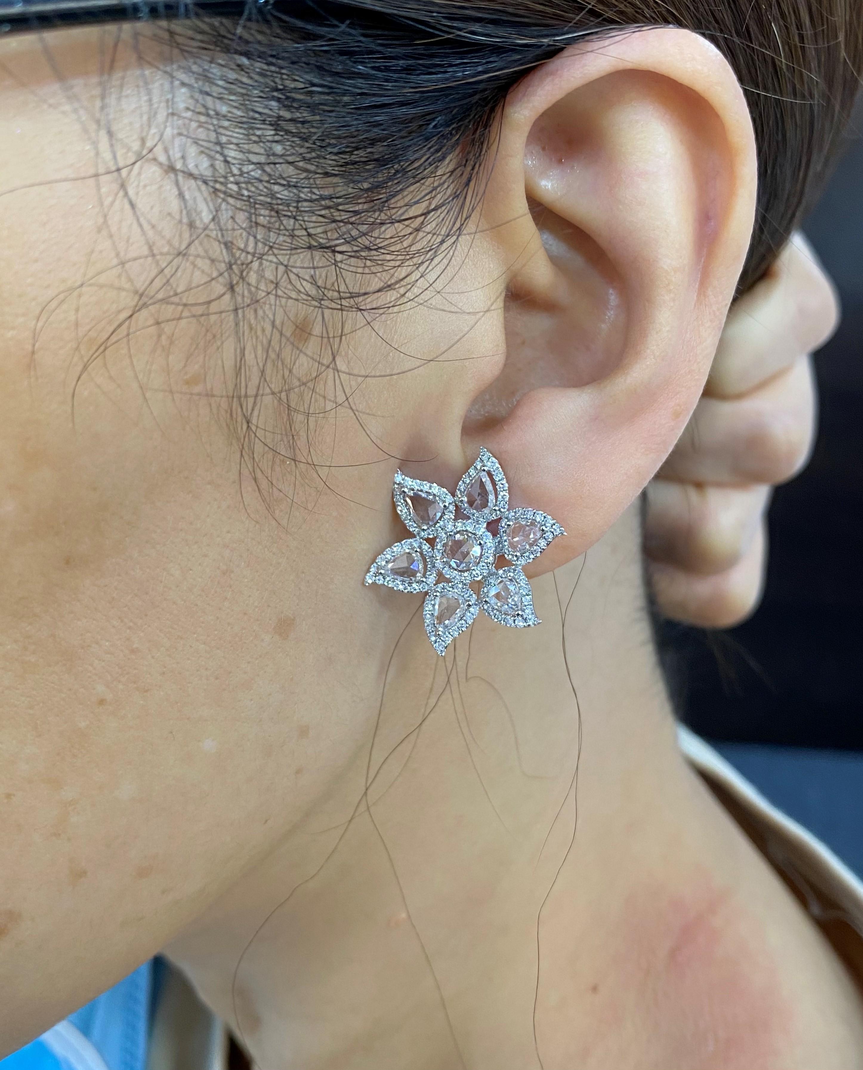 Taille rose JR Boucle d'oreille en or blanc 18 carats 3,99 carats diamant taille rose fleur en vente