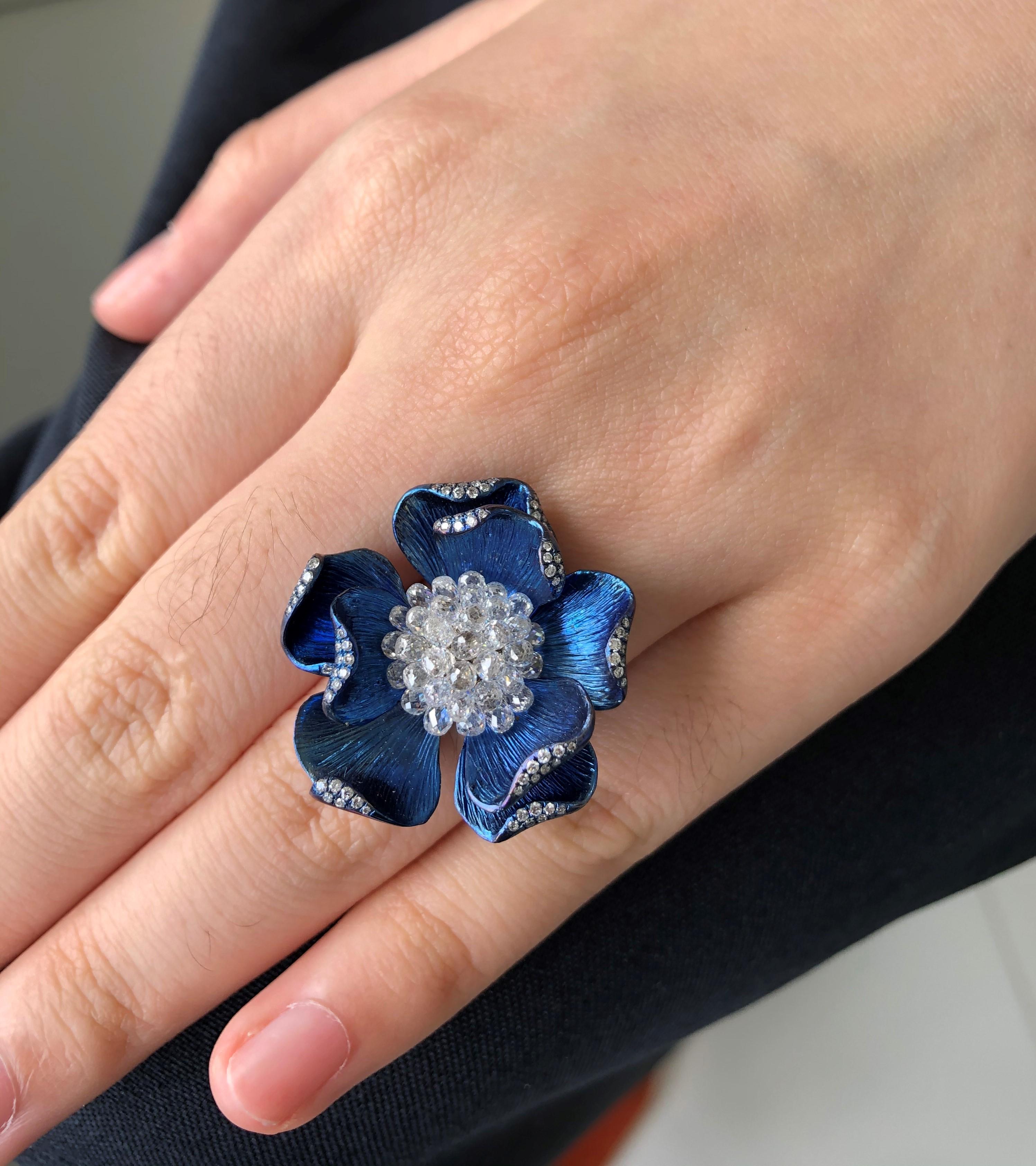 Contemporain JR Bague à fleur en titane avec briolette de diamants de 4,44 carats en vente