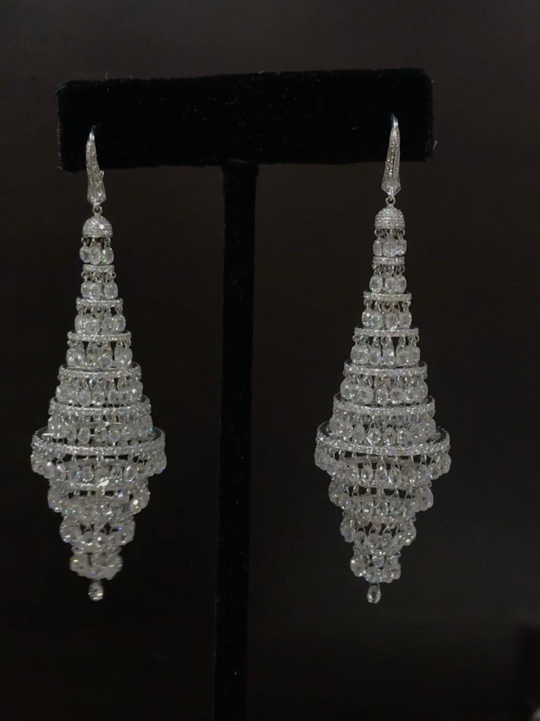 Moderne JR Boucles d'oreilles chandelier en or blanc 18 carats avec briolette de diamants 45,53 carats en vente