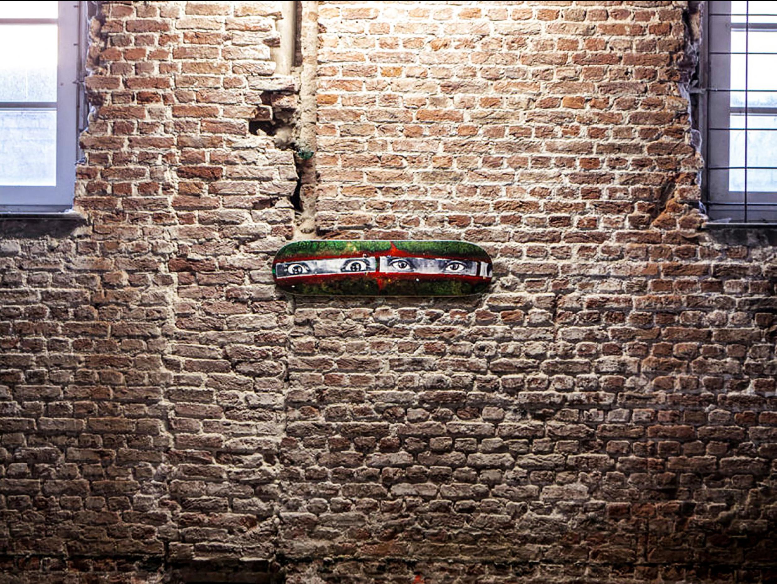JR MIGRANTI, 28 MILLIMETRI: LE DONNE SONO EROI. Design/One di Street Art - Photograph di JR (aka Jean René)
