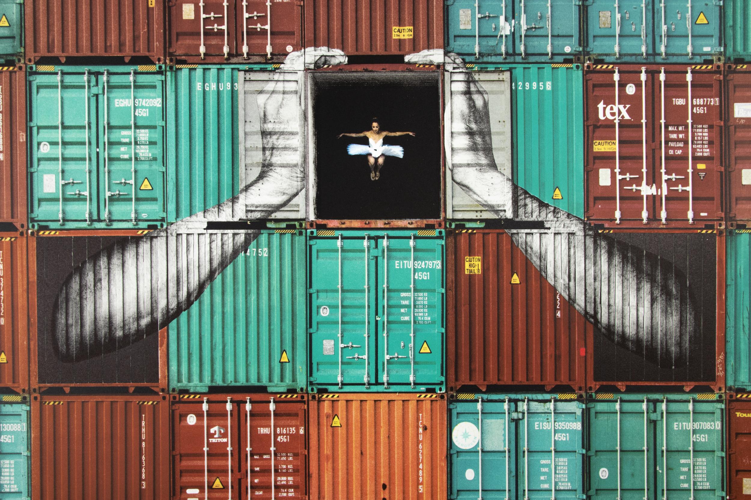 JR, Ballerina nei container // Litografia firmata, Arte urbana, Stampa street art - Print di JR (aka Jean René)