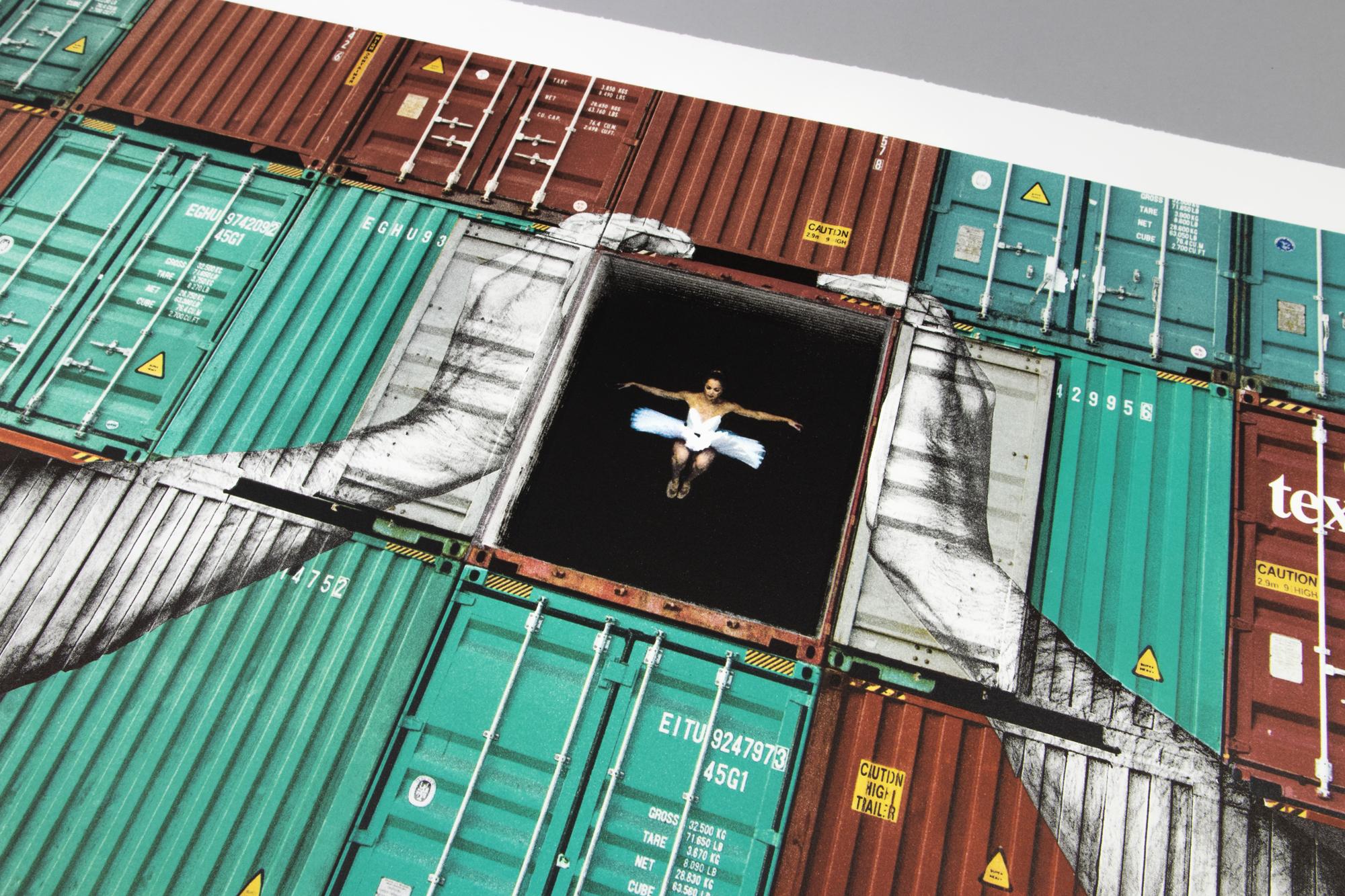 JR (francese, nato nel 1983)
Ballerina in container, Holding Tight, Le Havre, Francia, 2022
Medio: Litografia a colori su carta intelata
Dimensioni: 70 x 100 cm (27,5 x 39,5 in)
Edizione di 180 esemplari: firmati a mano, numerati e
