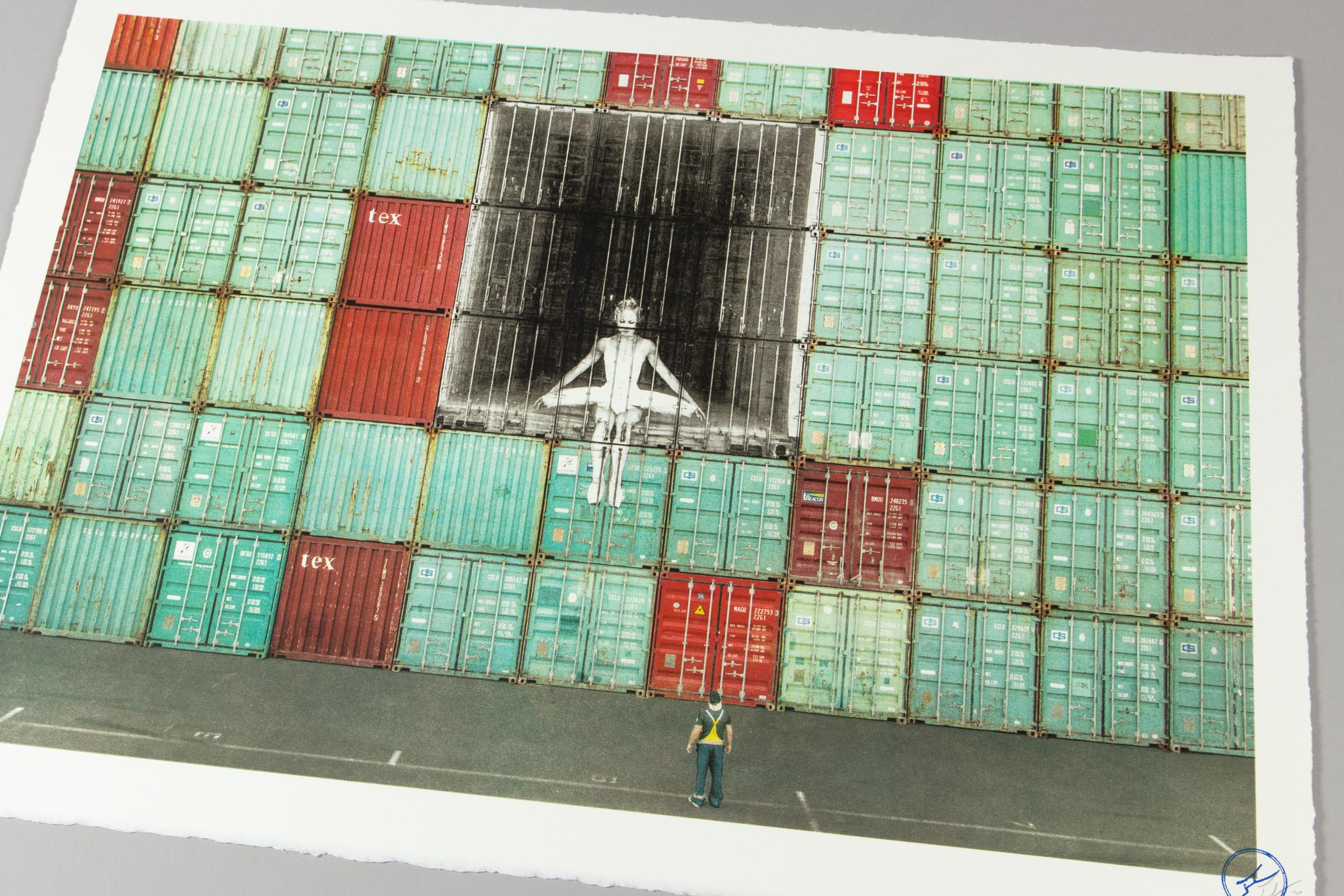 JR, Nel muro dei container - Litografia, Arte urbana, Street Art, Stampa firmata - Print di JR (aka Jean René)