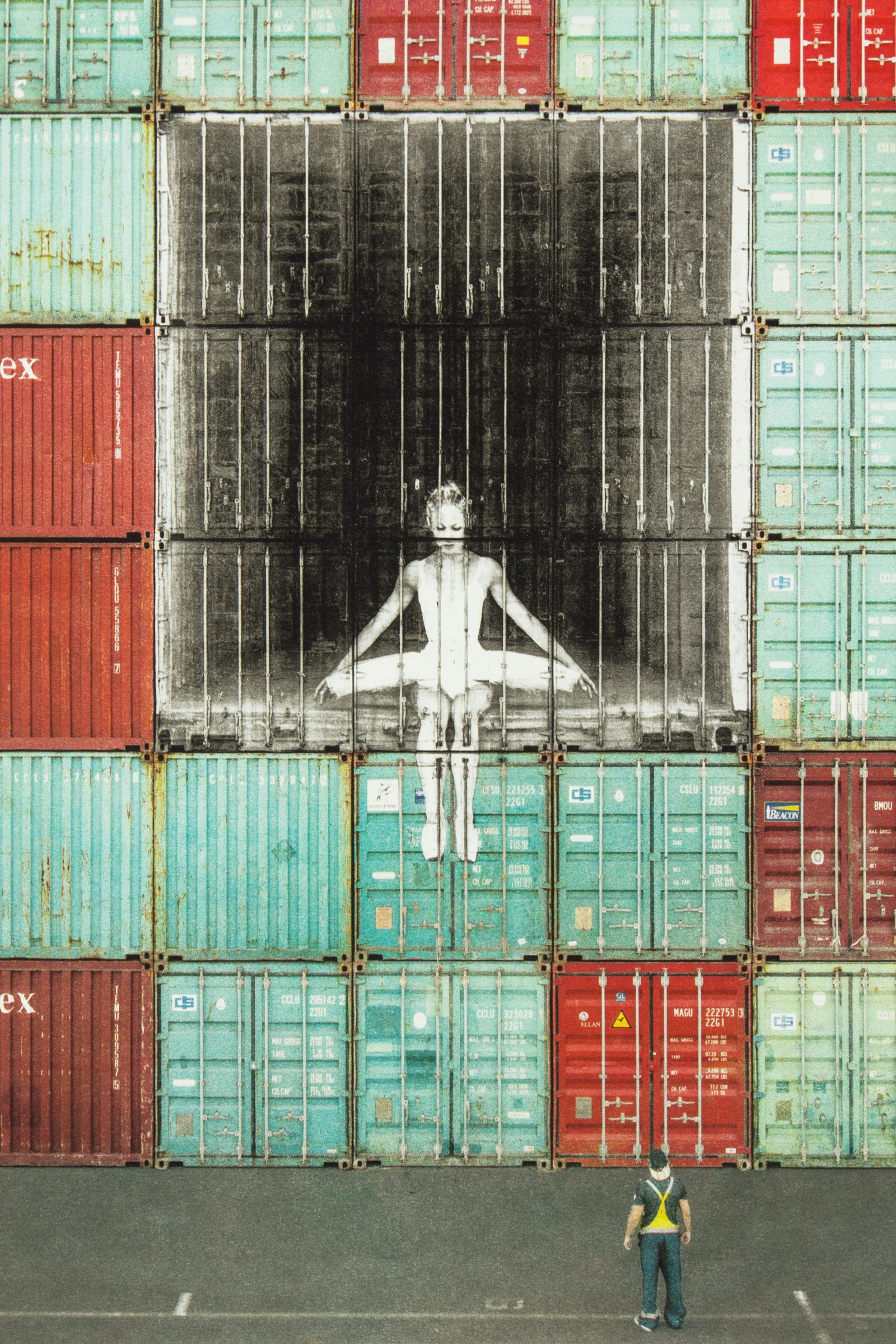 JR, Nel muro dei container - Litografia, Arte urbana, Street Art, Stampa firmata - Interior Print Grigio di JR (aka Jean René)