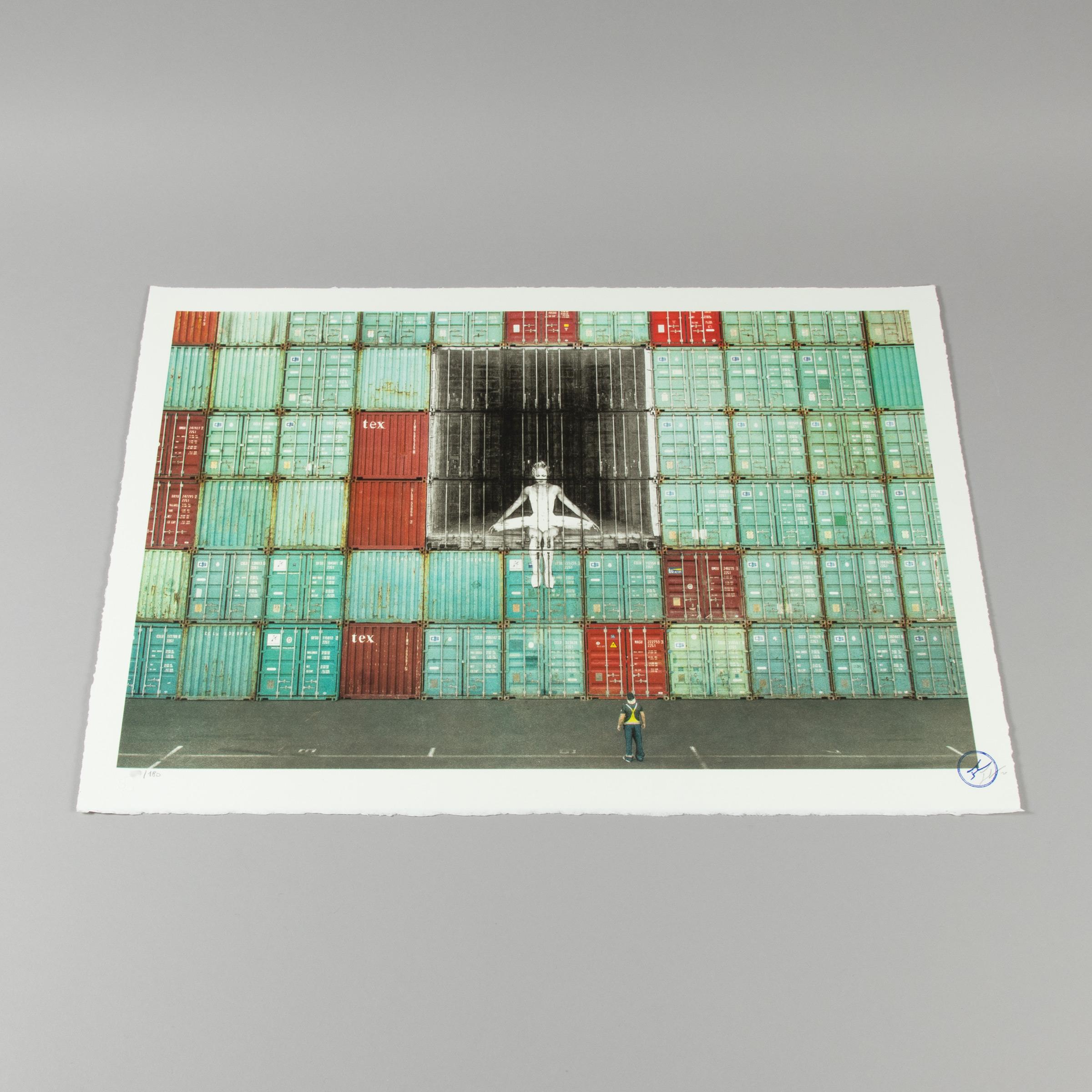 JR (francese, nato nel 1983)
Nella parete del container, Le Havre, Francia, 2014, 2020
Medio: Litografia a colori su carta intelata
Dimensioni: 49,8 × 69,9 cm (19 3/5 × 27 1/2 in)
Edizione di 180 esemplari: firmati a mano, numerati e
